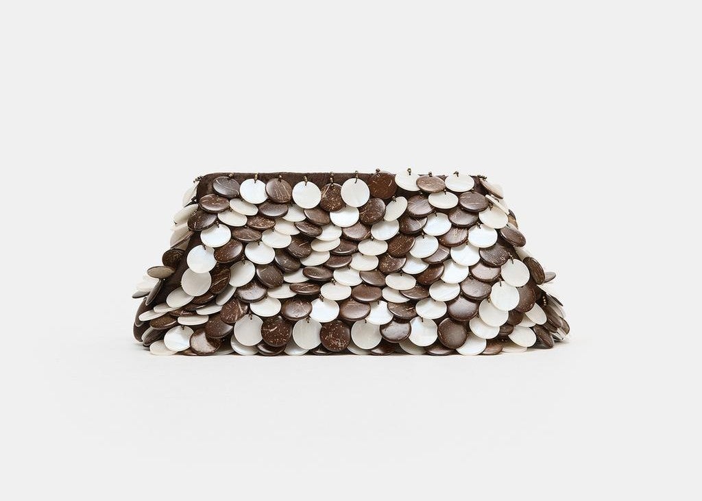 Bolso tipo pouch con abalorios en tonos marrón y blanco (49,95 €) | Zara