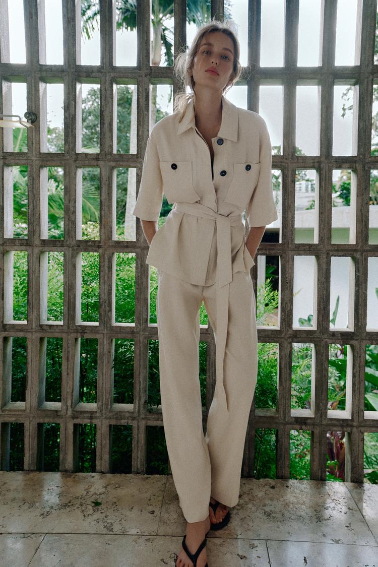 Chaqueta safari con cinturón (29,95 €) y pantalón fluido recto (27,95 €) | Zara