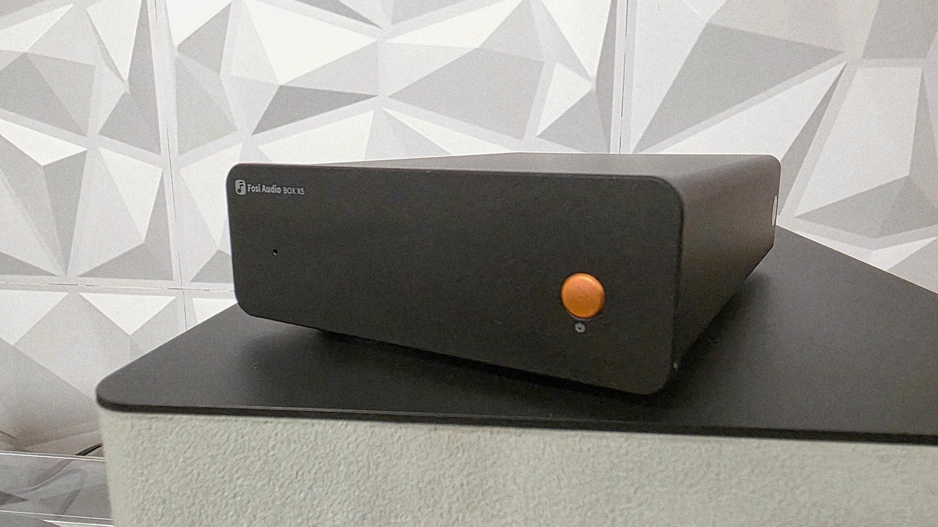 El Fosi Audio Box X5 es un previo de fono pensado para mover cápsulas MM y MC; incluso cuenta con un selector de ganancia