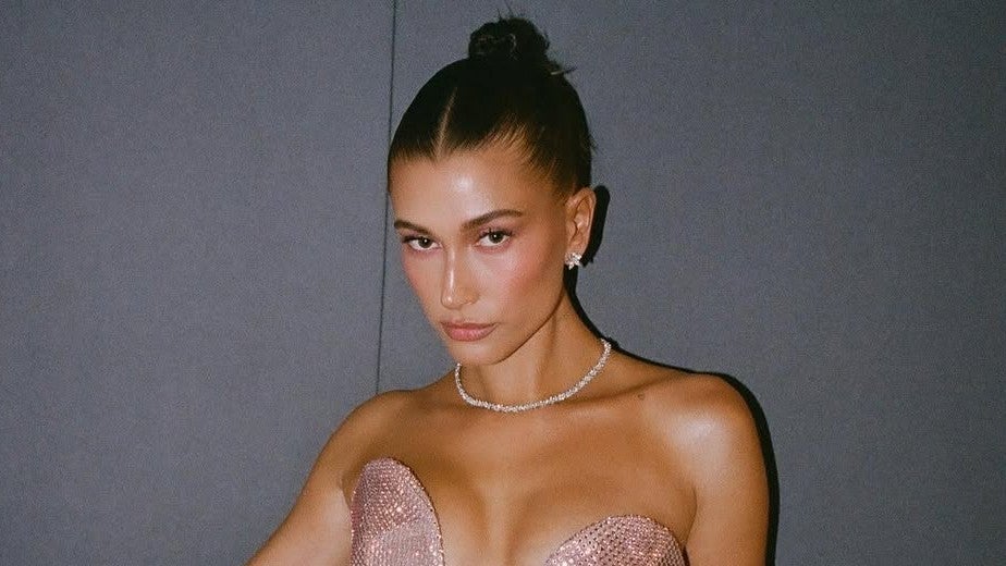 Hailey Bieber, una de las que ha marcado el auge de estos recogidos pulidos | @haileybieber