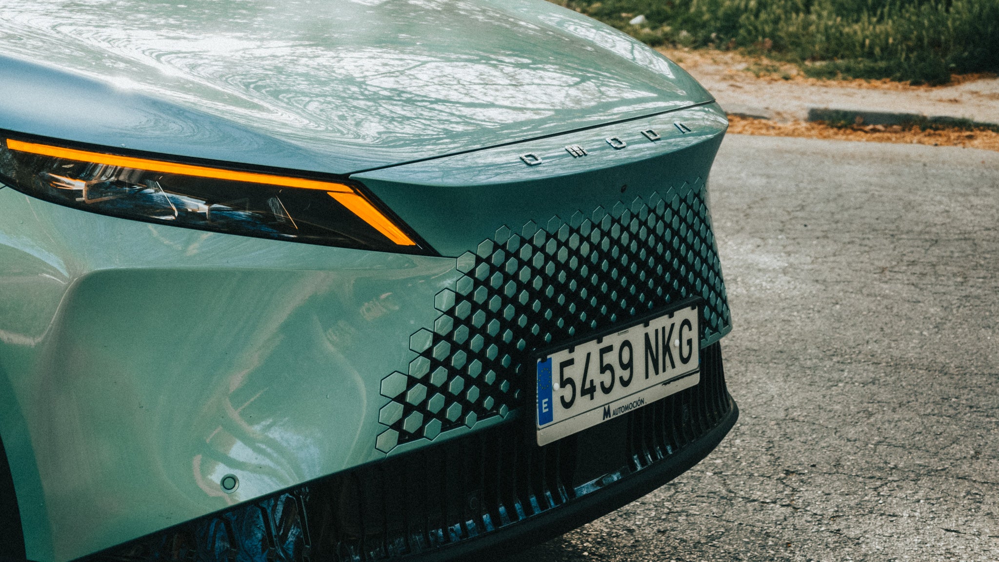 Detalle del faro delantero y la parrilla del OMODA 7 SHS / Fotografía de Christian Collado