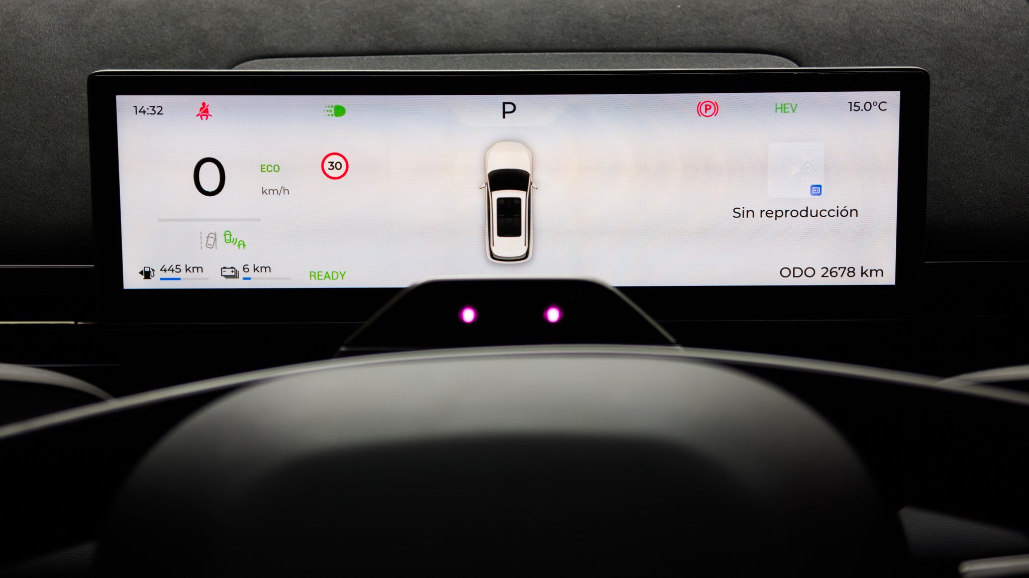 La pantalla secundaria del OMODA 7 SHS, situada detrás del volante / Fotografía de Christian Collado