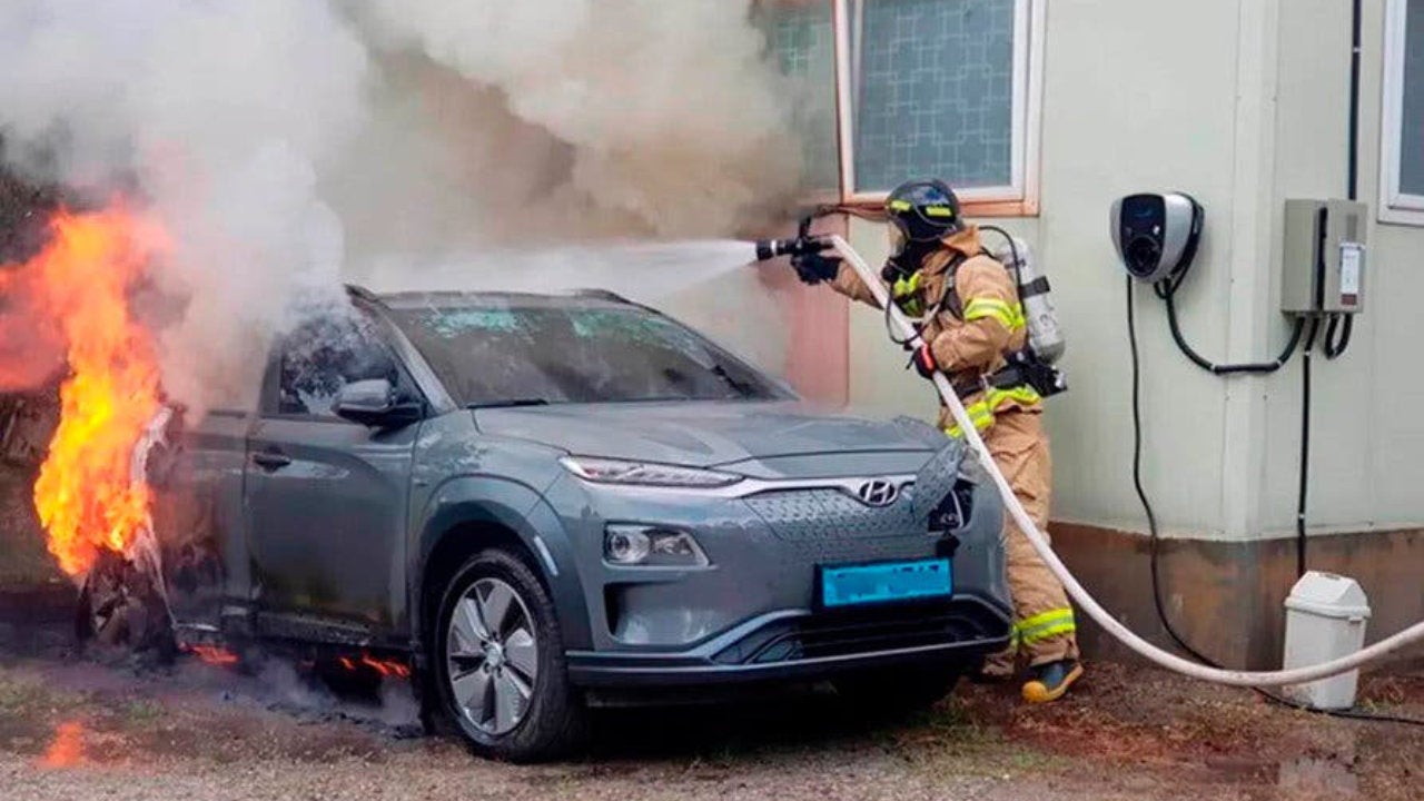 Apagar un incendio en un coche eléctrico no es fácil