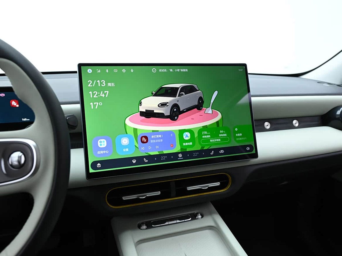 El sistema multimedia está impulsado por el Snapdragon 8155 de Qualcomm