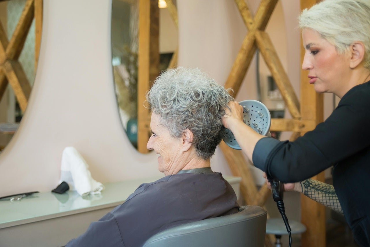 El cabello rizado añade ese toque de volumen y naturalidad