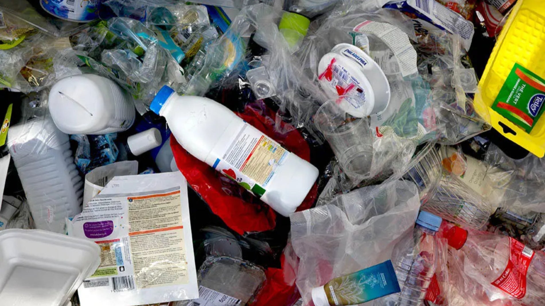 De basura a combustible limpio: un reactor solar transforma plástico en hidrógeno verde