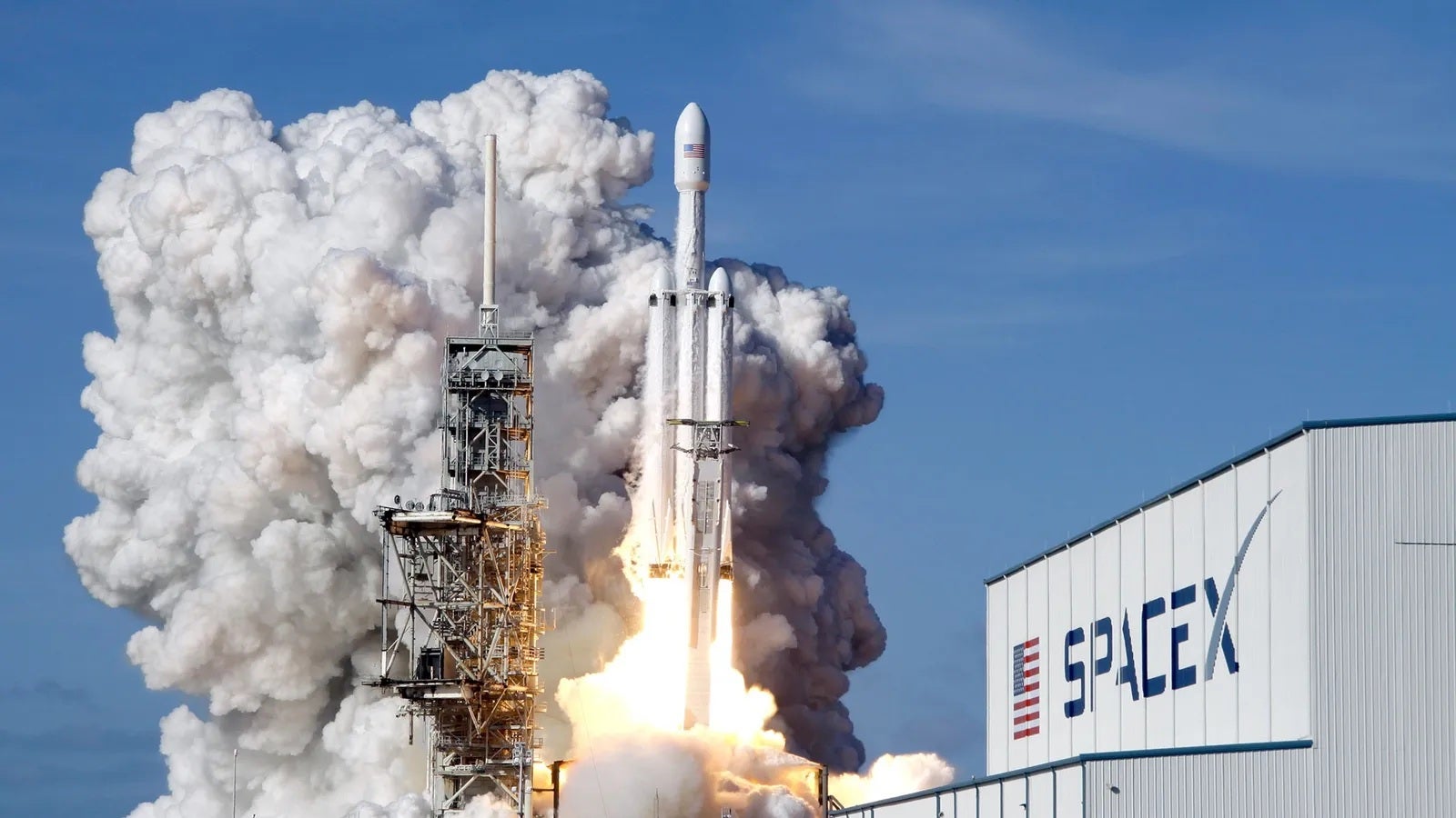 Cohete de SpaceX en pleno despegue