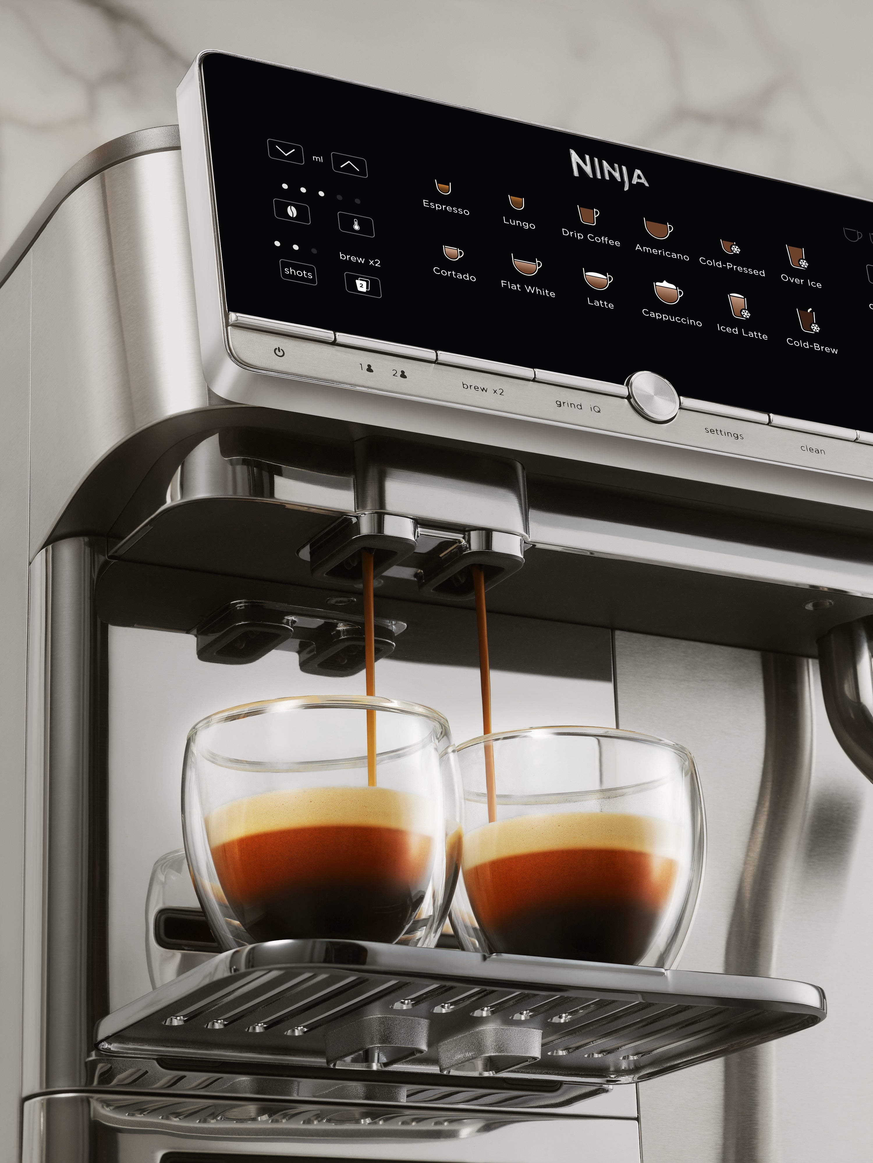 Preparación de dos bebidas al mismo tiempo con la Ninja AutoBarista Pro