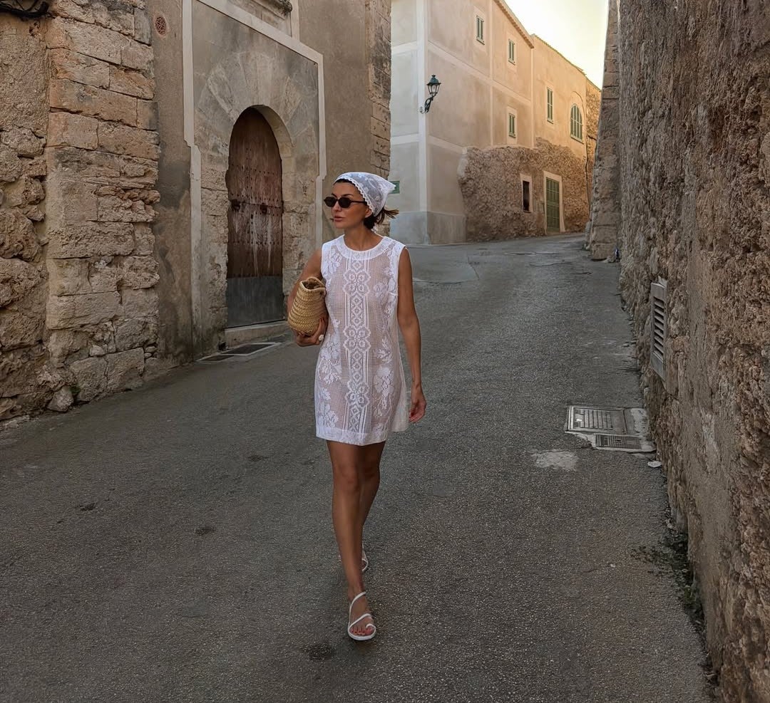 El vestido blanco de encaje es la pieza central del estilismo compartido por Alexandra Pereira durante sus vacaciones en Mallorca | @alexandrapereira