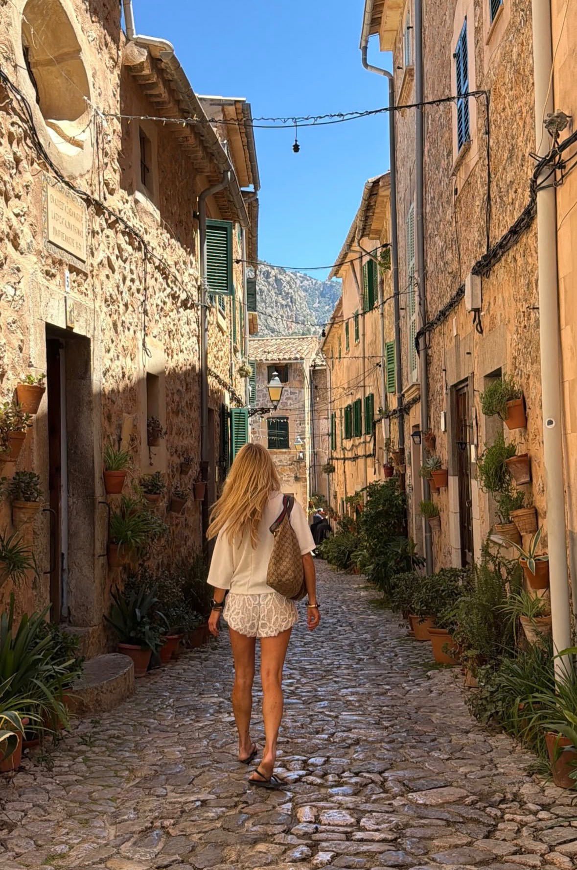 Amelia Bono demuestra cómo unos shorts blancos bordados pueden convertirse en la base de un look perfecto para las vacaciones | @ameliabono