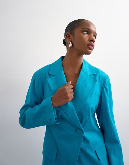 Americana turquesa con cintura entallada y hombros marcados de Topshop (99,99 €) | ASOS