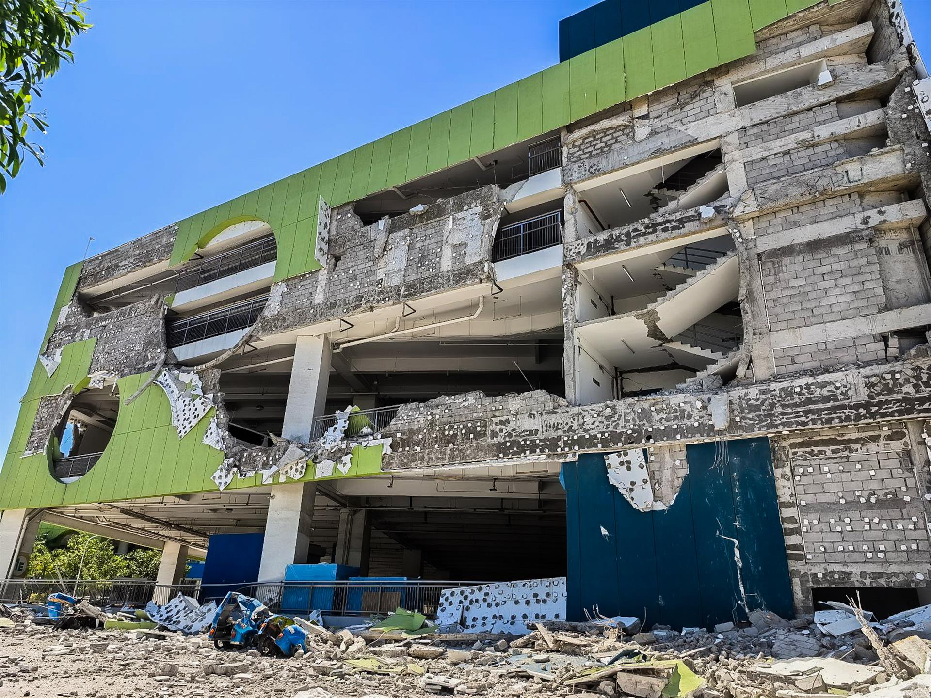 Un edificio tras el terremoto de magnitud 7,8 registrado en el sur de Filipinas