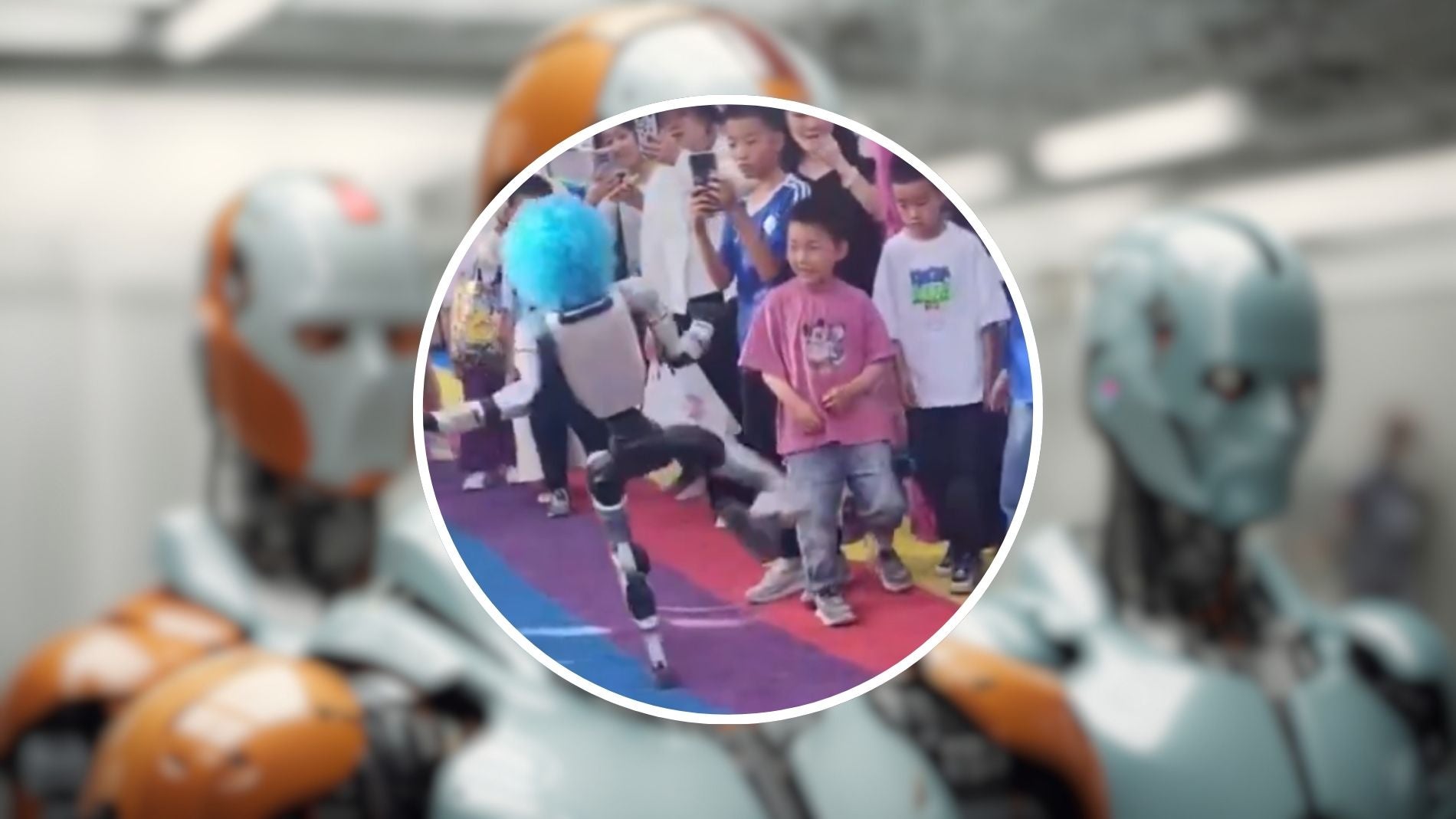 Un robot humanoide patea a un niño durante una exhibición en China: "Estamos a una actualización de software de Terminator"