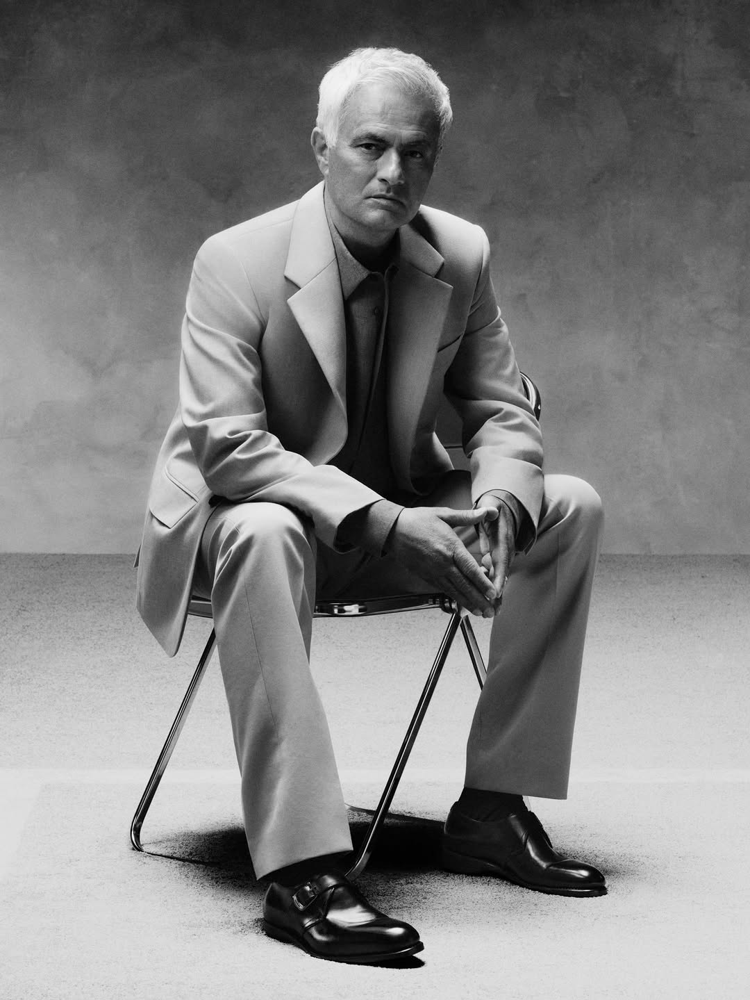 José Mourinho posa para Ferragamo con una estética sobria y elegante que encaja con la imagen que ha proyectado durante años | @ferragamo
