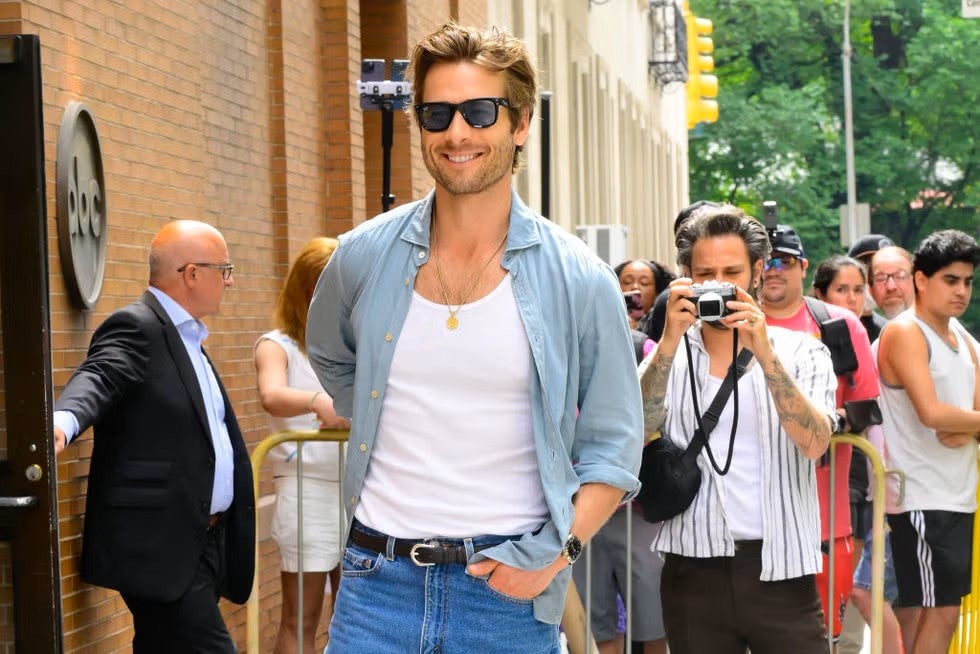 Las camisas y otras prendas situadas cerca del rostro, como la que lleva Glen Powell, suelen ser las más útiles para identificar qué colores favorecen más | Getty Images