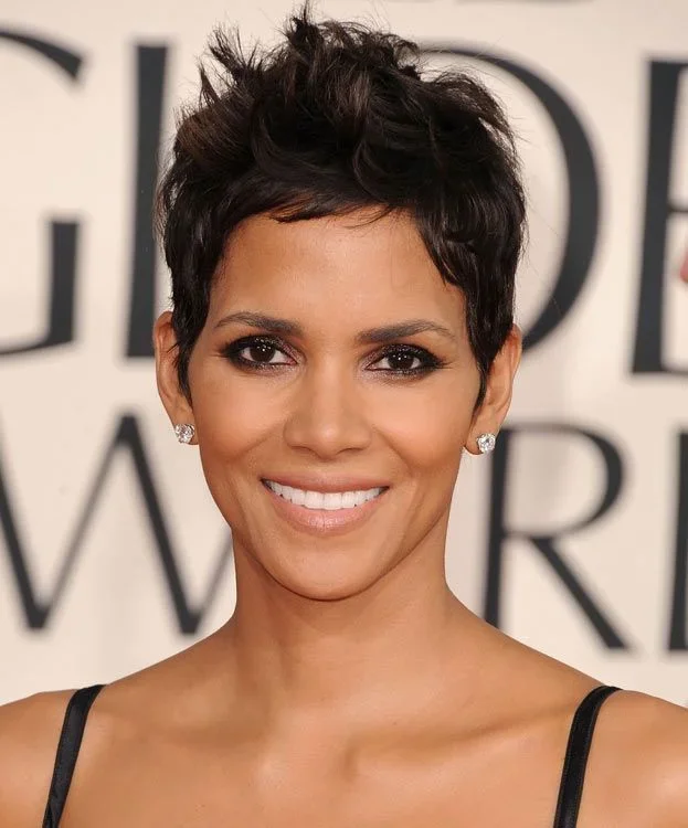 Halle Berry convirtió su pixie texturizado en uno de los cortes más icónicos de principios de los 2000 | Getty Images