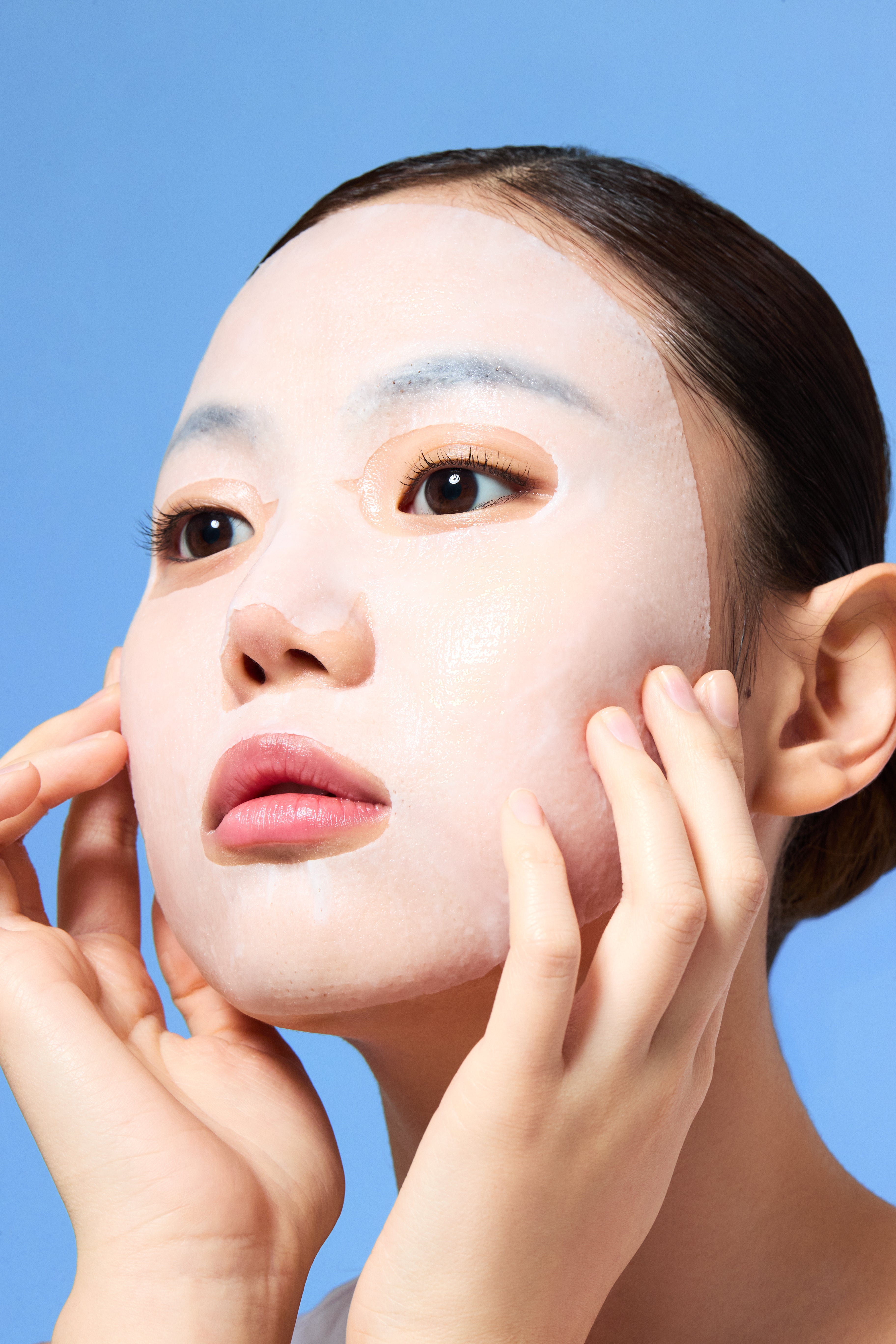 La mascarilla se aplica sobre el rostro limpio entre 10 y 20 minutos antes de retirarla y masajear suavemente la piel | Laneige