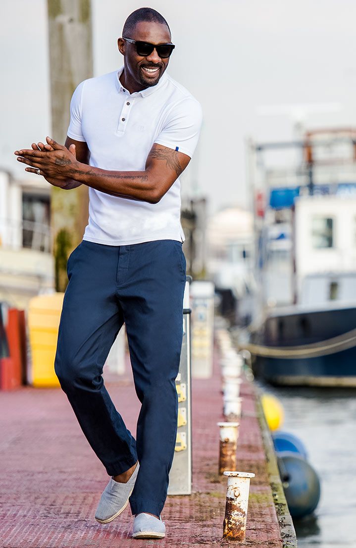 Idris Elba demuestra que un look puede tener mucha personalidad incluso cuando se construye a partir de colores tan clásicos como el azul marino y el blanco | Pinterest