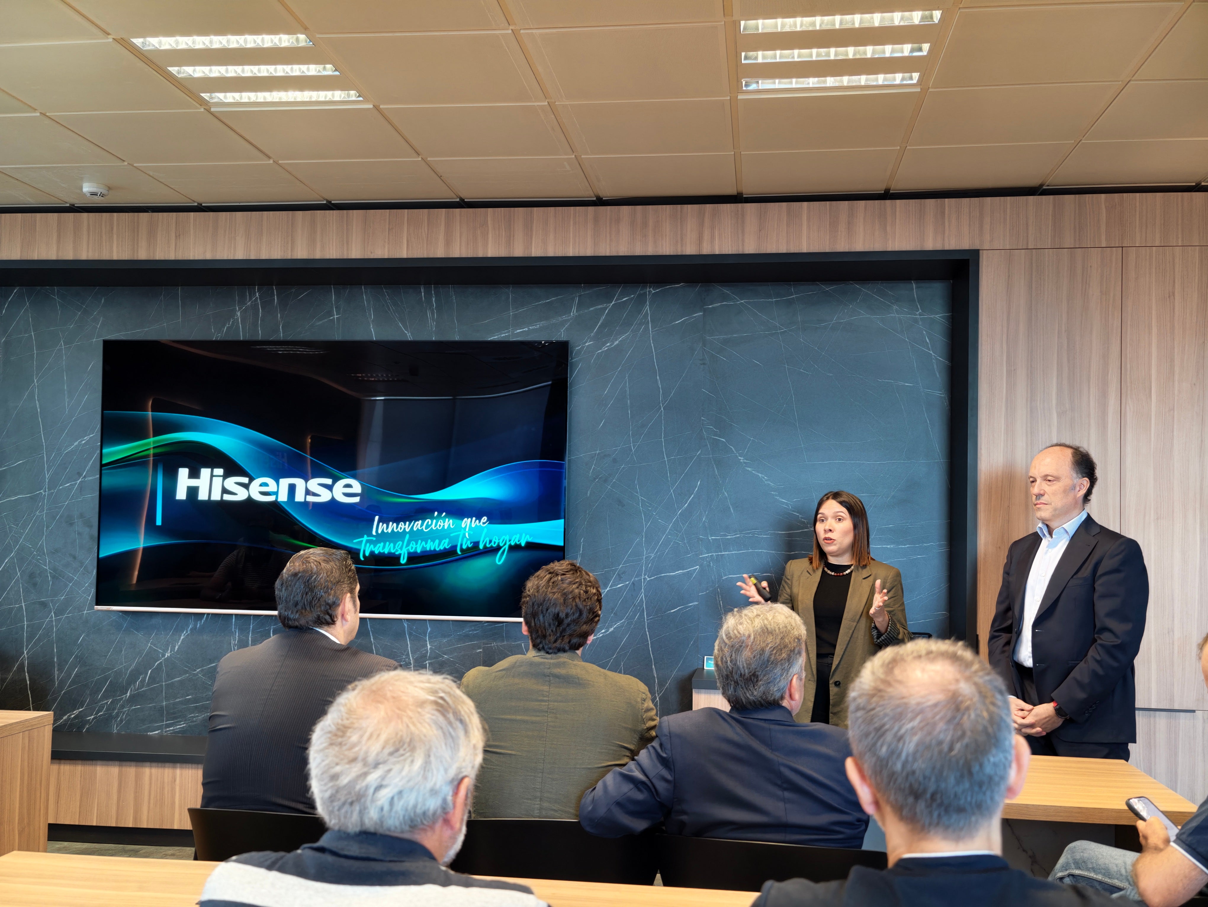 La prensa reunida en el showroom de HiSense