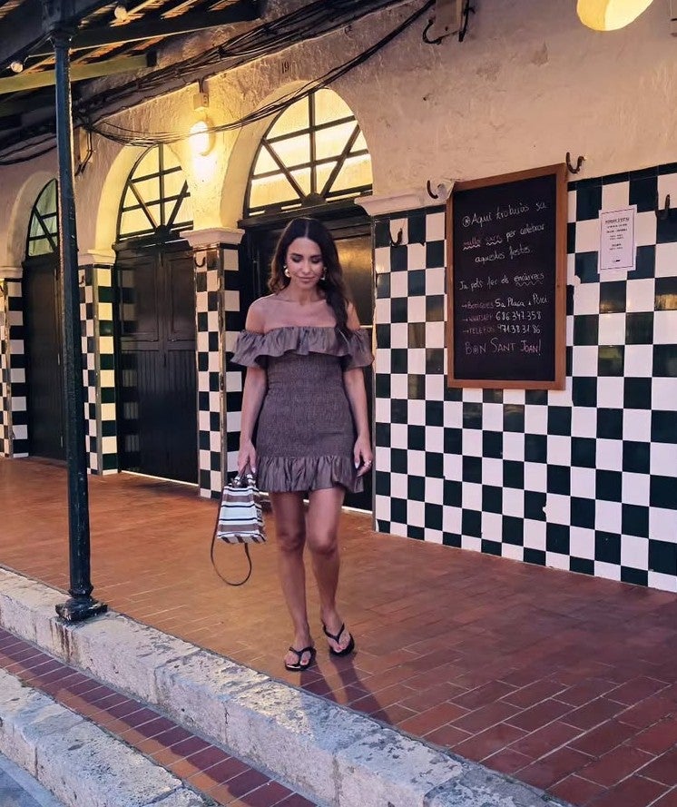 Paula Echevarría eligió un bolso de Celine y unas sandalias planas de Zara para completar el look | @pau_eche