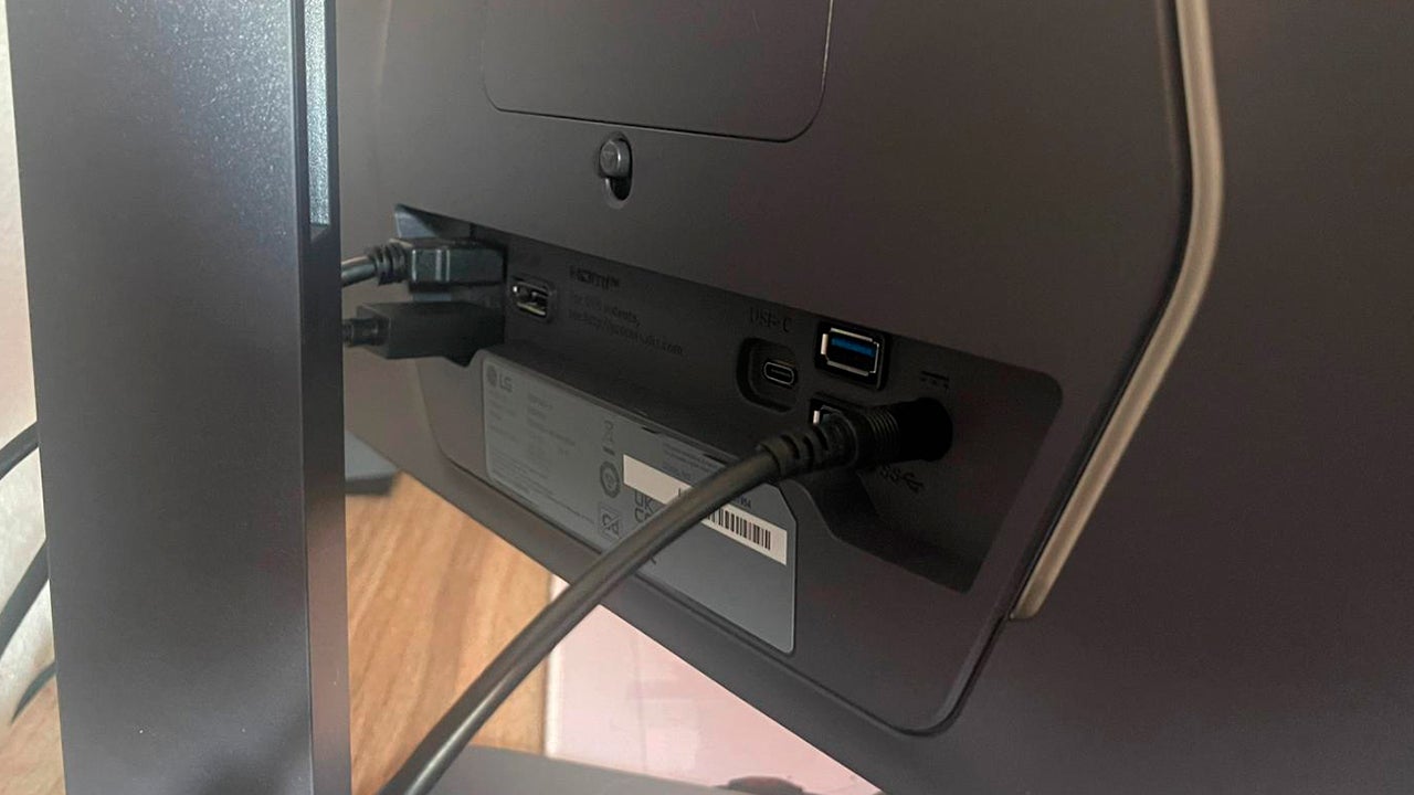 El monitor tiene dos entradas HDMI, ideal para conectar, por ejemplo, un ordenador y una consola