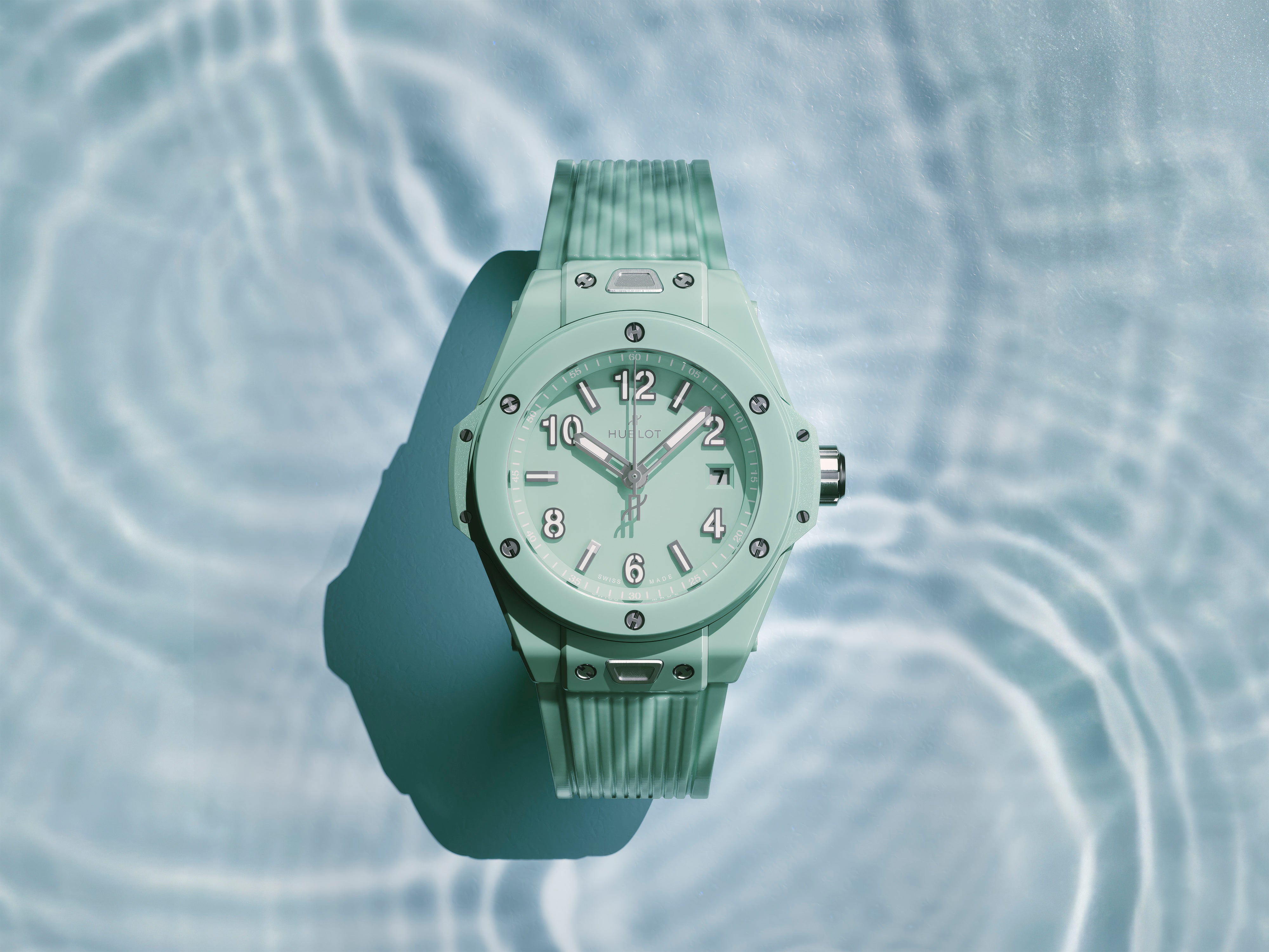 El Big Bang Mint Green Ceramic presenta una estética monocromática donde el verde menta se extiende desde la esfera hasta la correa | Hublot