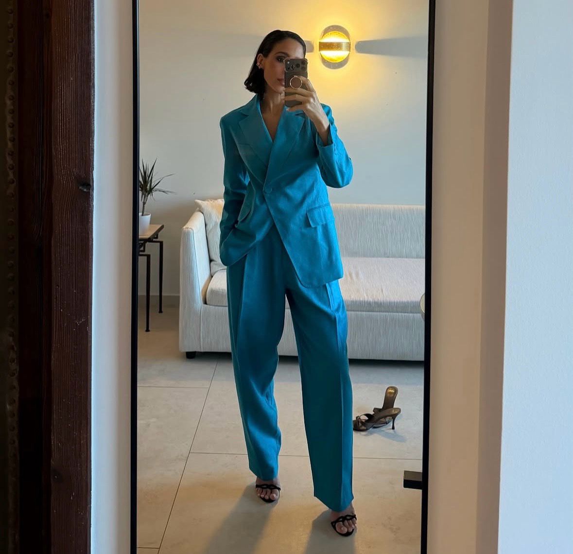 El conjunto turquesa de Topshop destaca por su americana entallada y sus pantalones de corte barrel | @rocioosorno