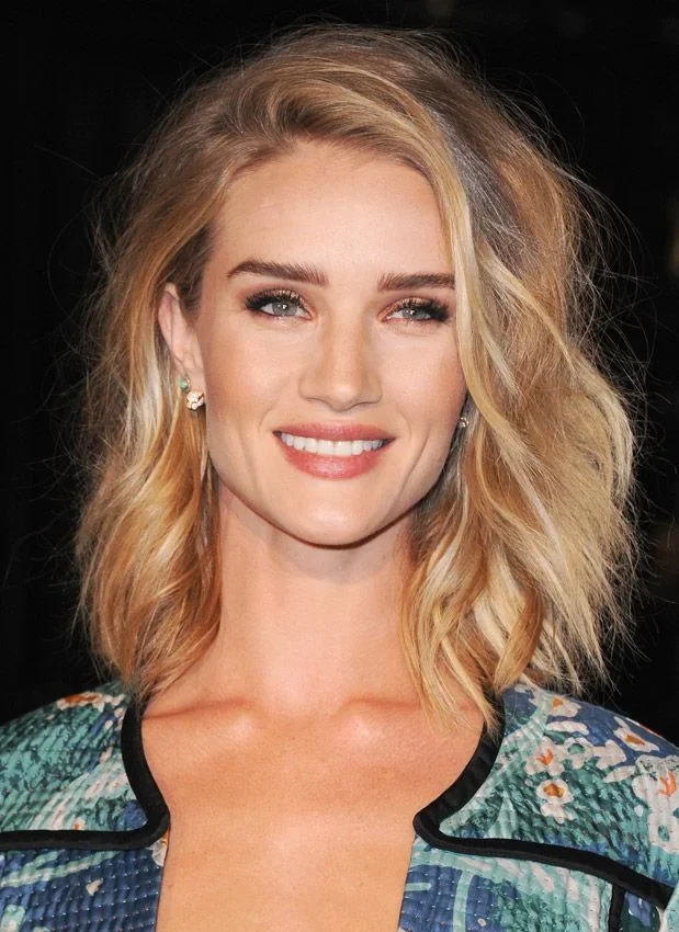 Rosie Huntington-Whiteley luce un wob con ondas suaves, una de las versiones más favorecedoras de este corte | Getty Images
