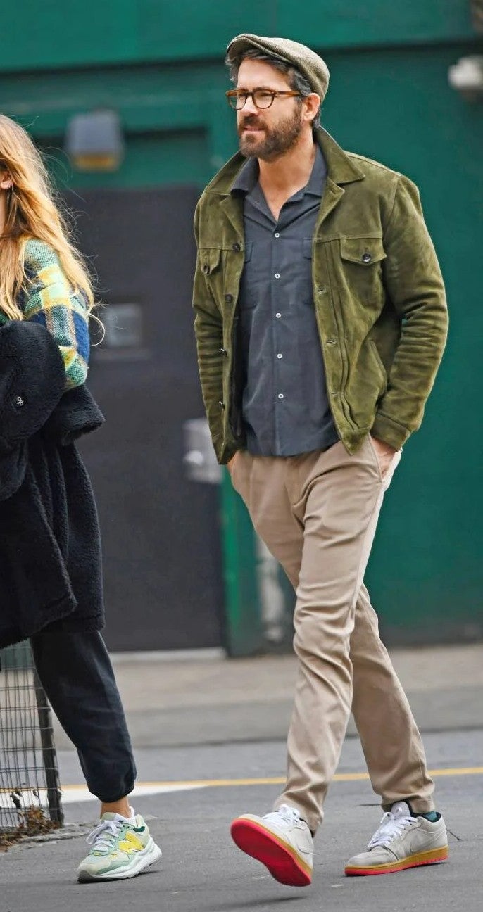 Los colores también pueden introducirse a través de pequeños detalles, como ocurre con las zapatillas de este look de Ryan Reynolds | Getty Images