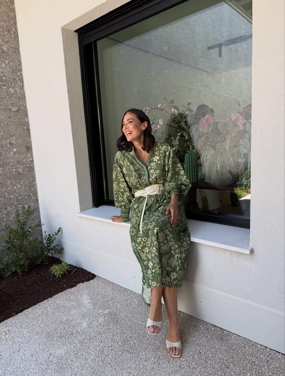 La marquesa de Griñón apuesta por complementos en color crudo para acompañar el estampado floral | @tamara_falco