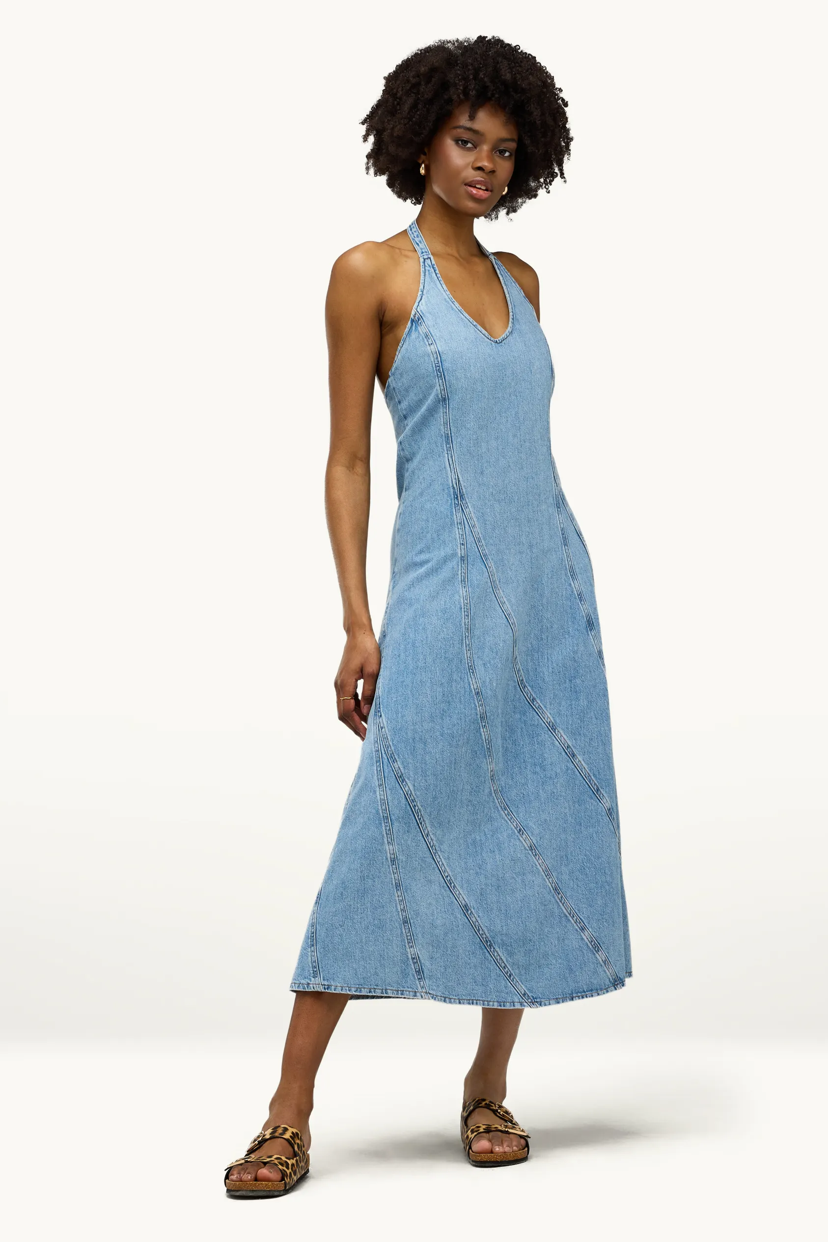 Vestido vaquero con escote en pico (29,99 €) | C&A