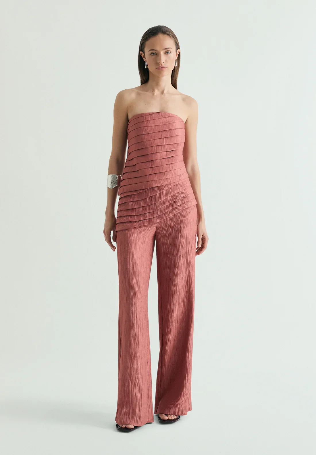 Top drapeado textura (59,99 €, antes 75,99 €) y pantalón drapeado textura (75,99 €, antes 99,99 €) | Scalpers