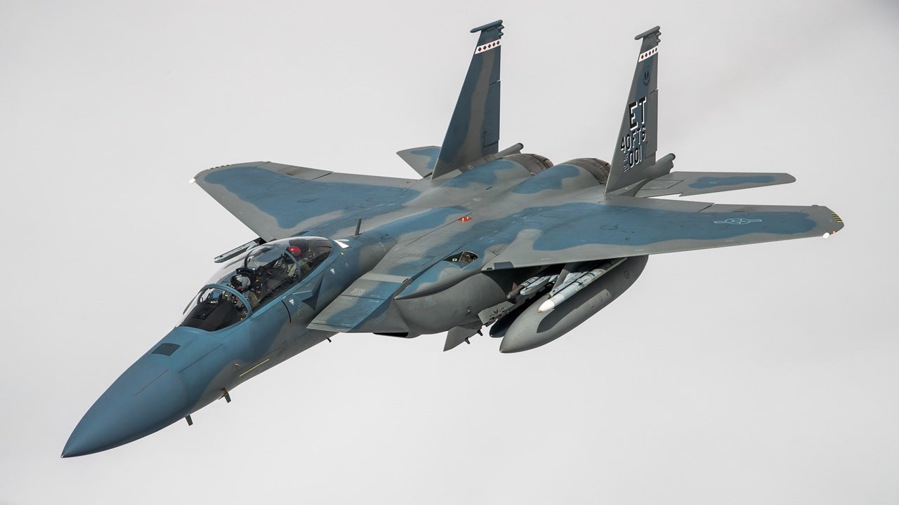 Este avión de combate quiere seguir golpeando al enemigo: acaba realizar un ejercicio militar inédito