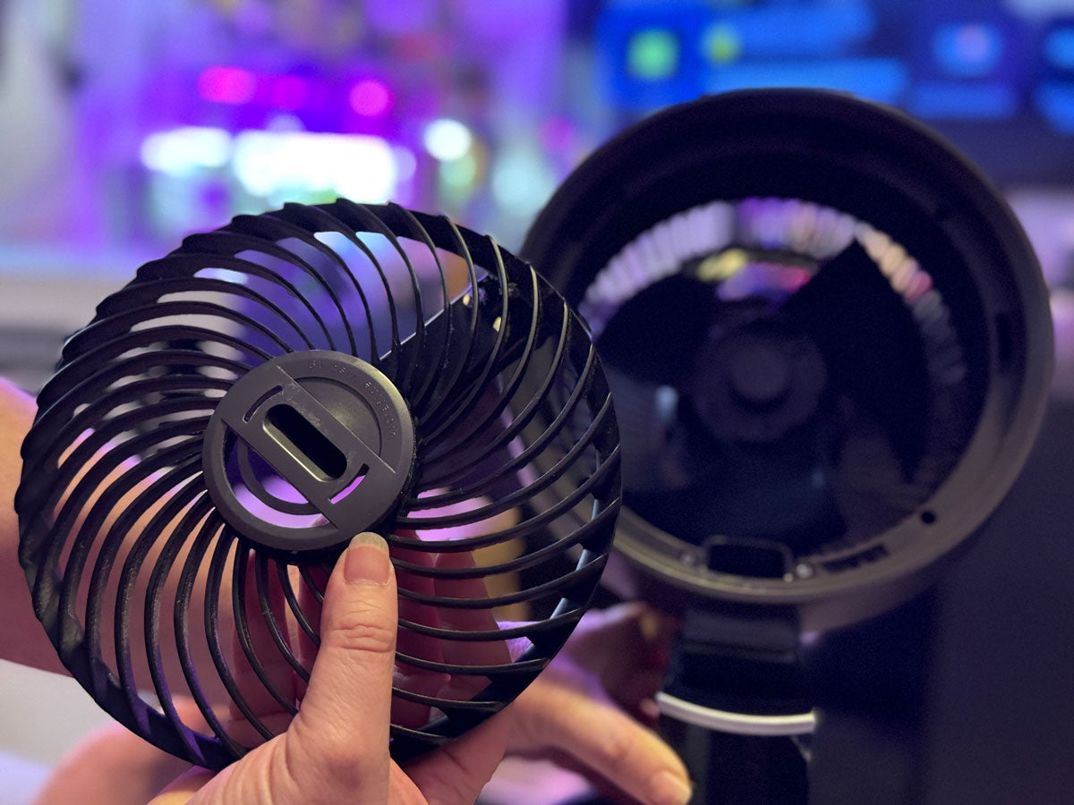 Puedes quitar la tapa del DREO TurboCool 516S para limpiar las aspas / Fotografía por Paola Mejia