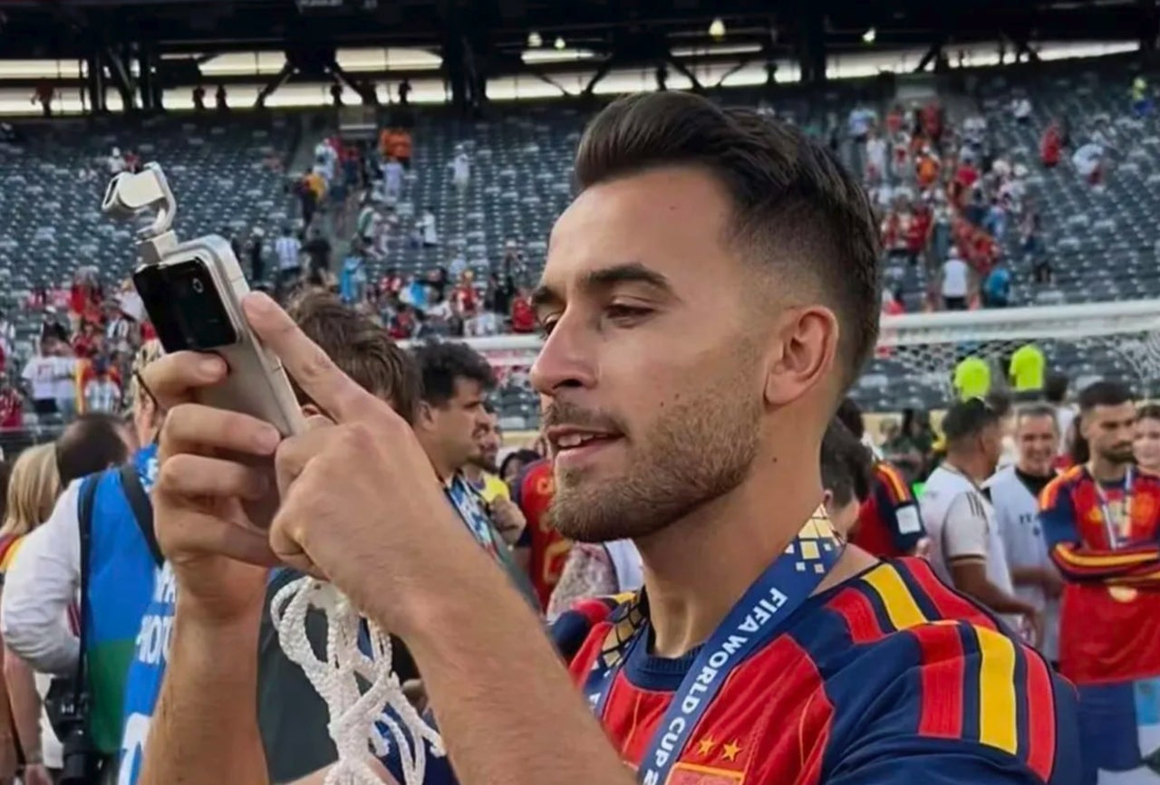 El inesperado protagonista de la celebración de España: el 'Robot Phone' se cuela en la fiesta de los campeones del mundo