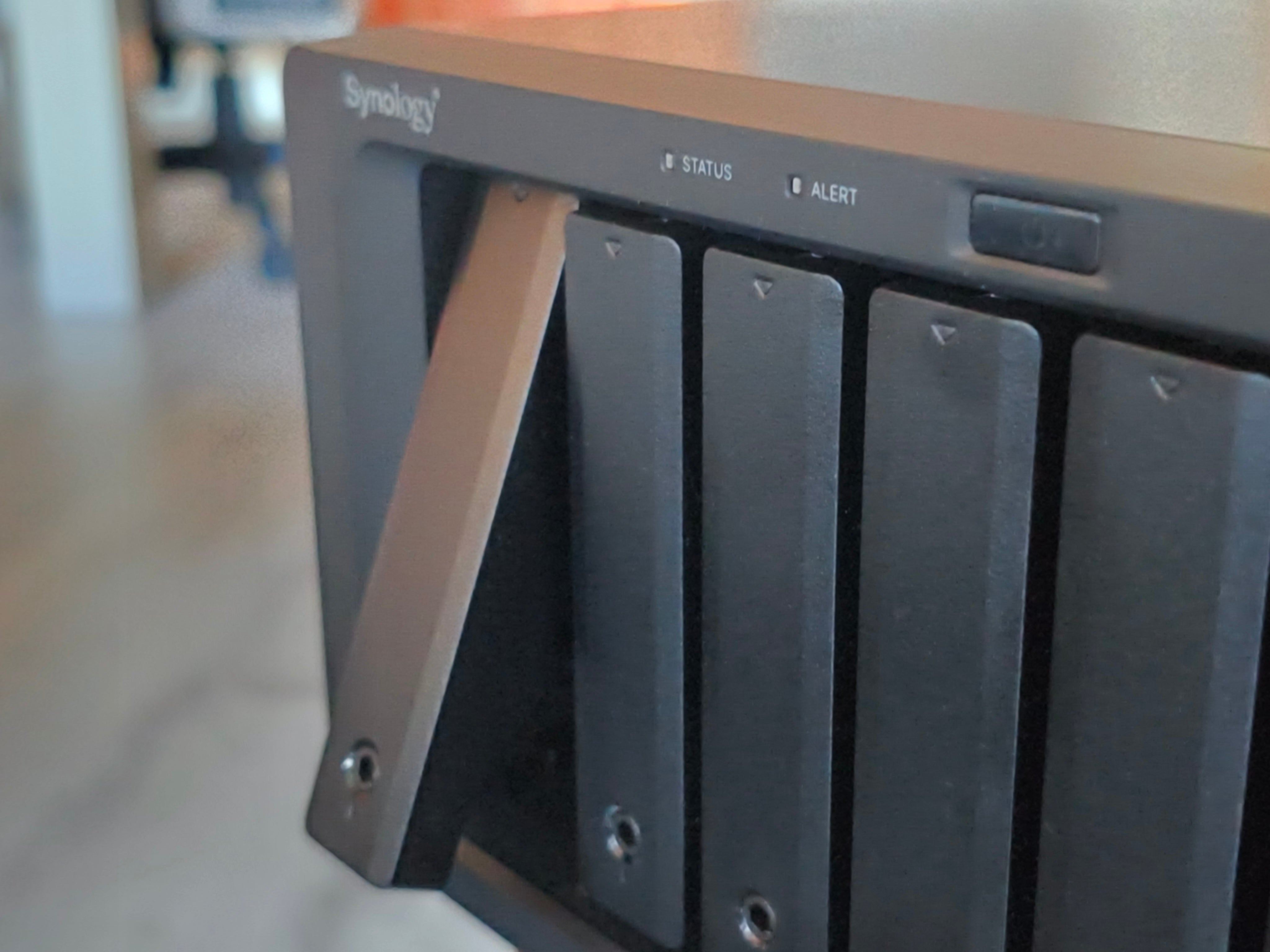 Las bahías son de facilísimo acceso en cualquier NAS de Synology