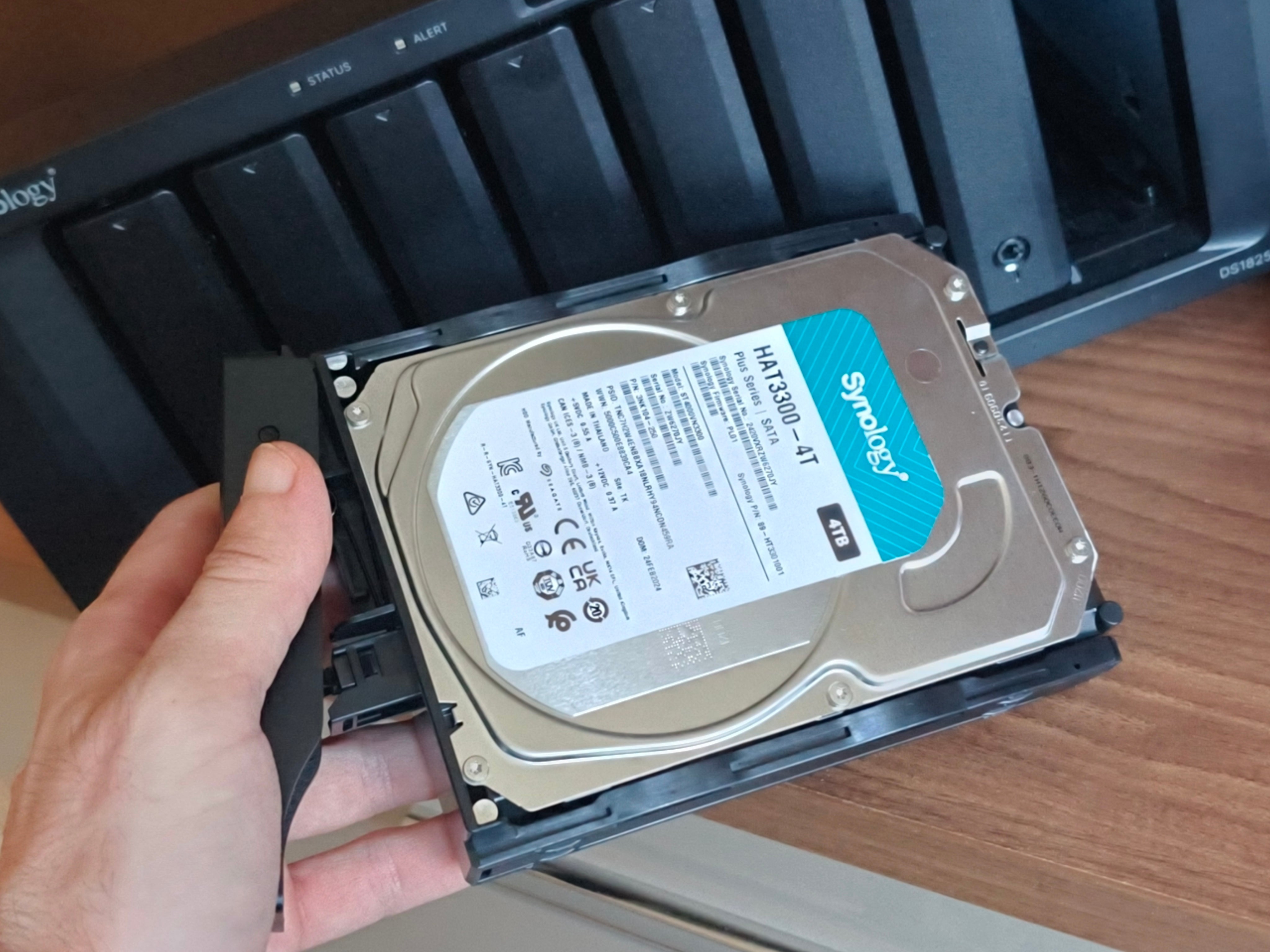 Un disco de Synology en la bahía preparado para funcionar