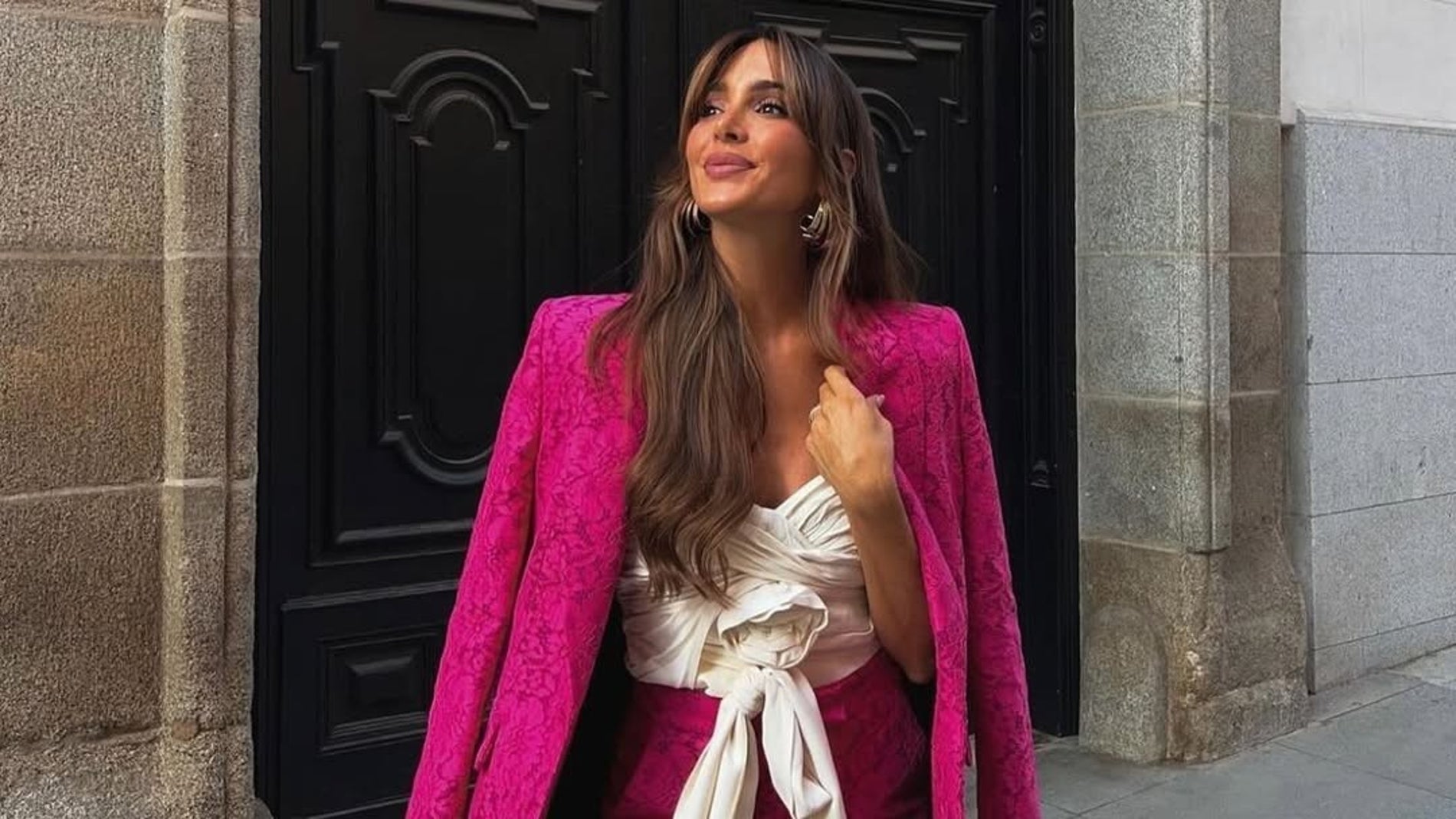 Rocío Osorno con un look de invitada en color rosa
