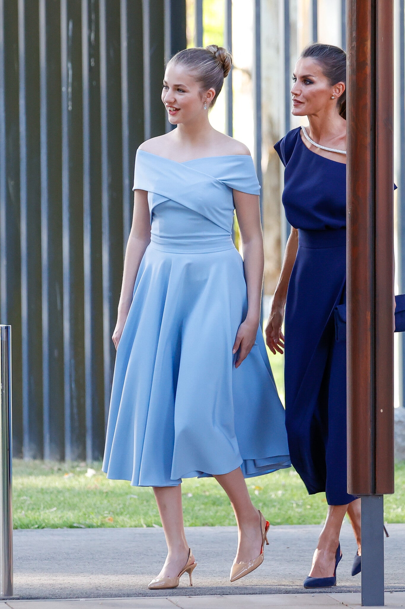 Leonor con un vestido azul celeste de la firma española Miphai | GTRES