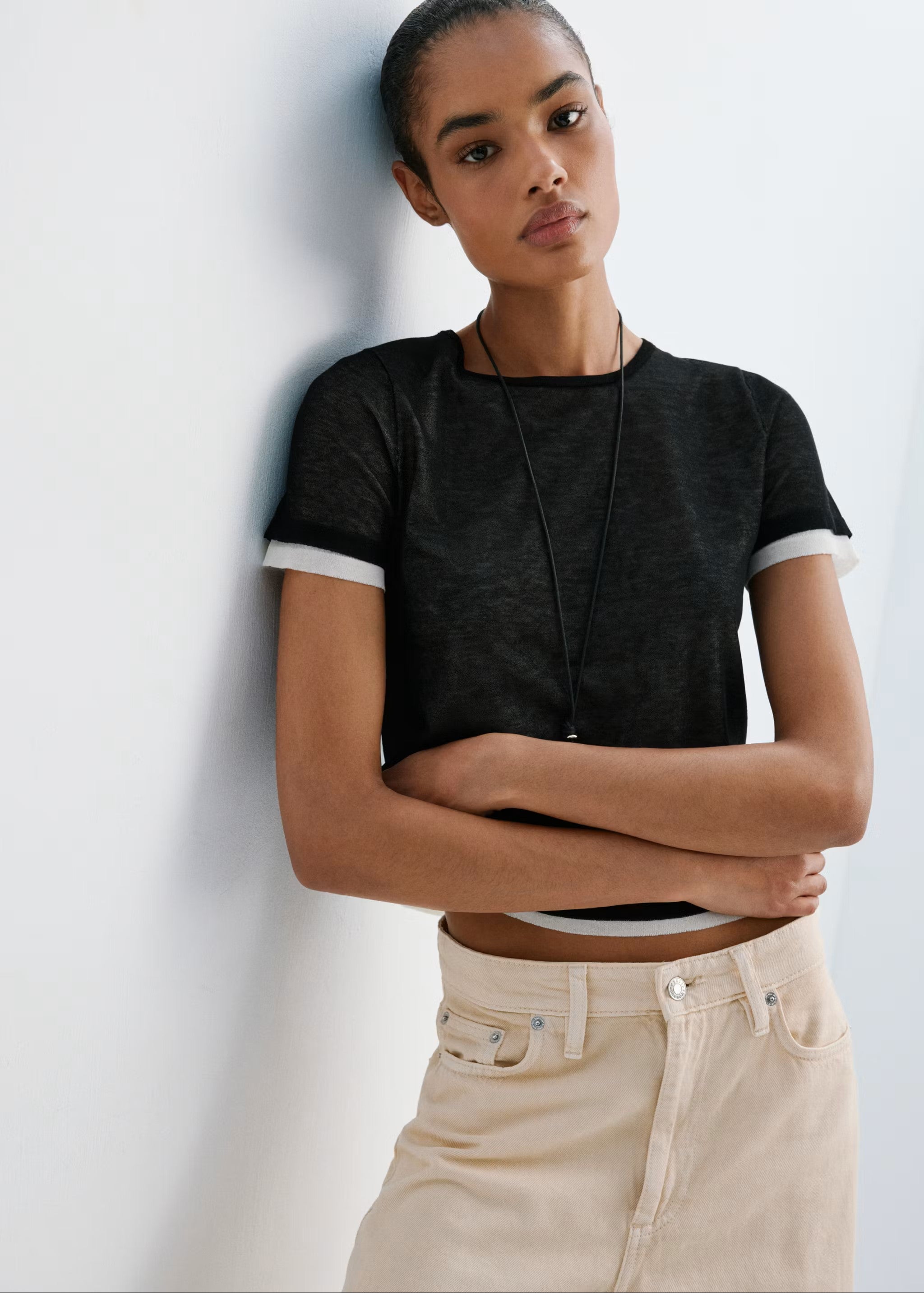 El jersey de manga corta da pie a otros looks igual de fáciles de llevar | Mango
