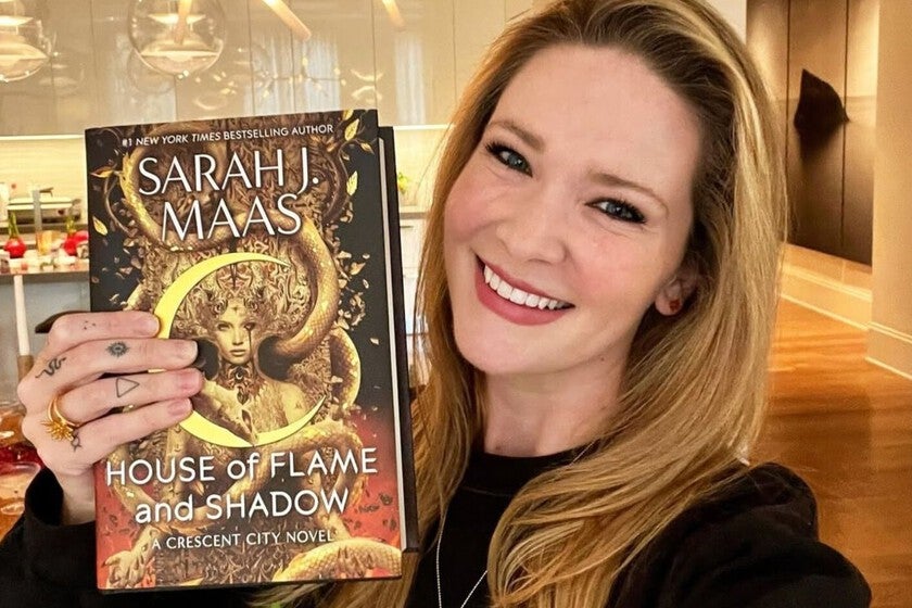 Sarah J. Maas es una de las grandes autoras contemporáneas del género de fantasía