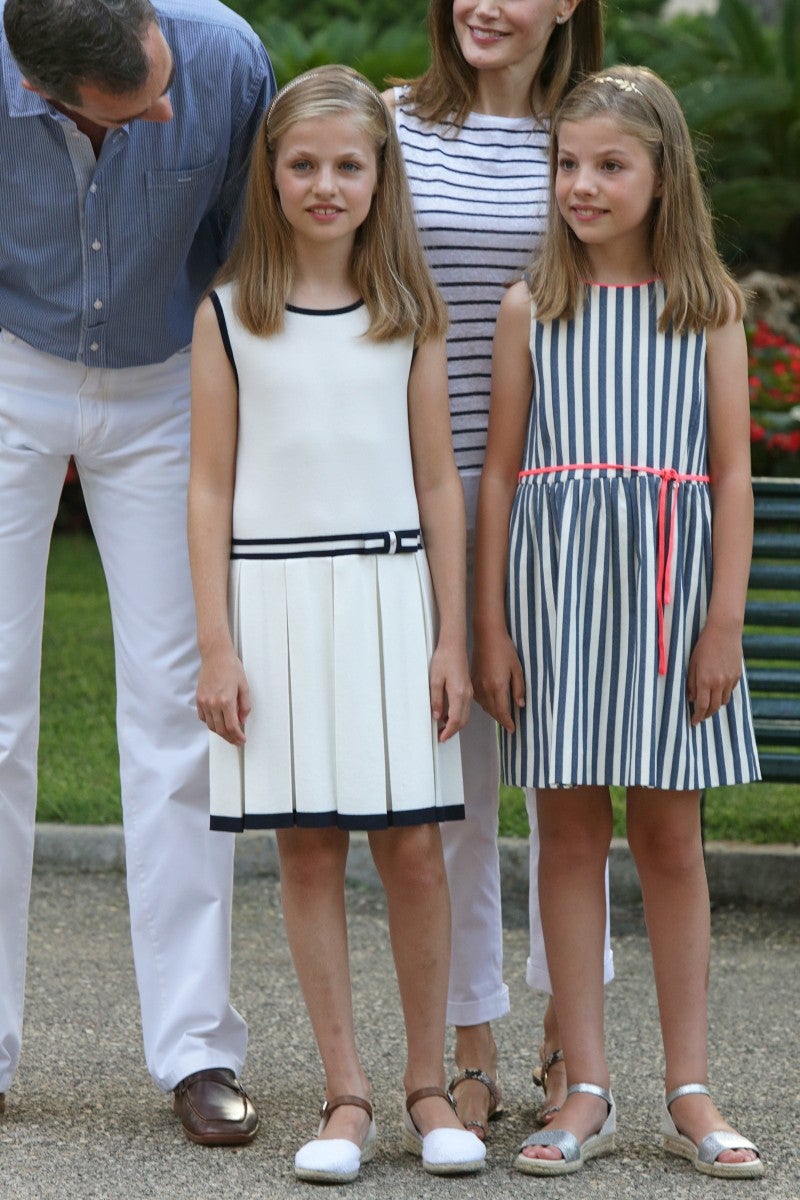 Leonor estrenó un vestido de Carolina Herrera durante el posado de verano de 2016 en Mallorca | GTRES