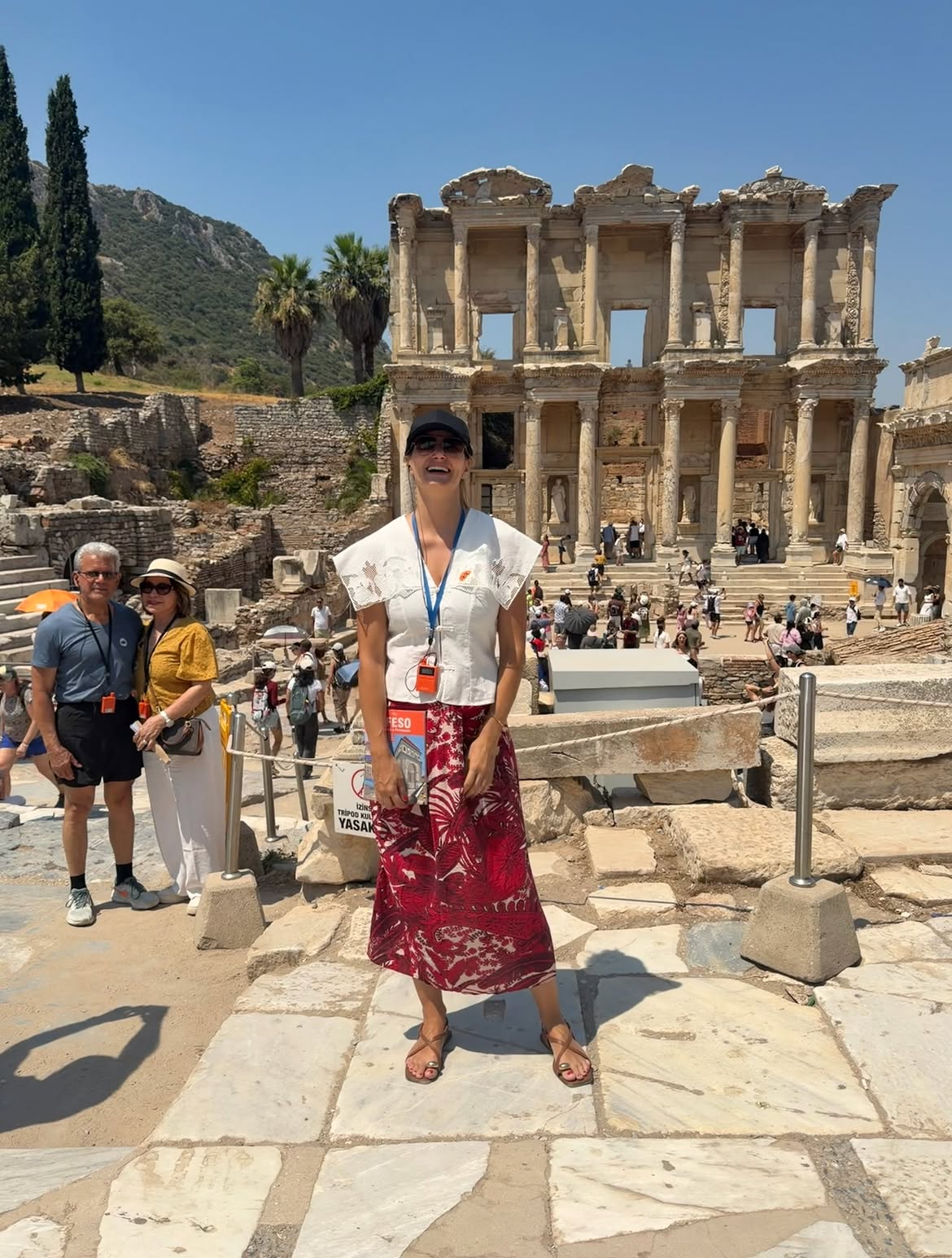 Alba Carrillo eligió un conjunto de H&M para recorrer las históricas ruinas de Éfeso | @albacarrillooficial