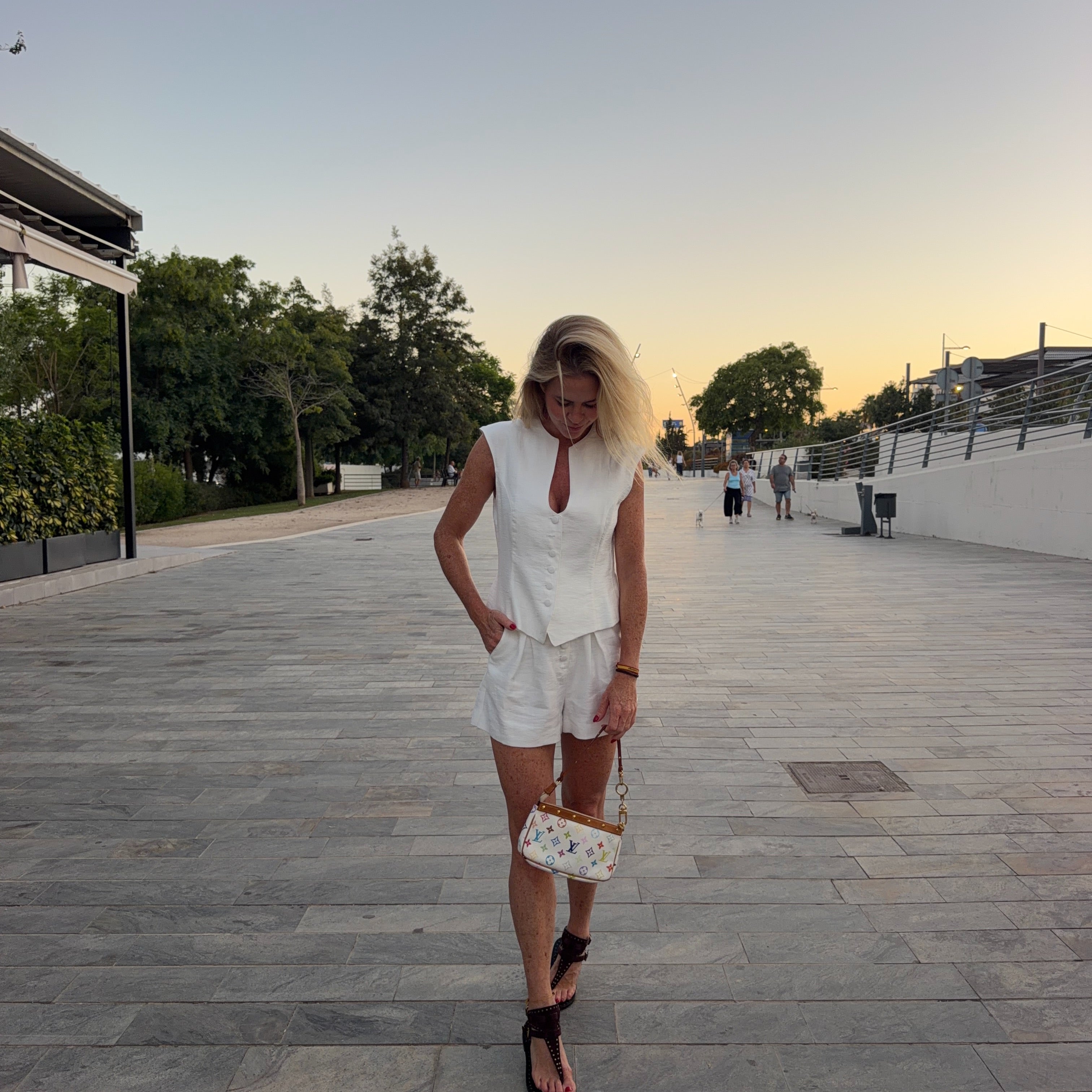 Amelia Bono completa el conjunto de Zara con un bolso de Louis Vuitton y unas sandalias de Parfois | @ameliabono