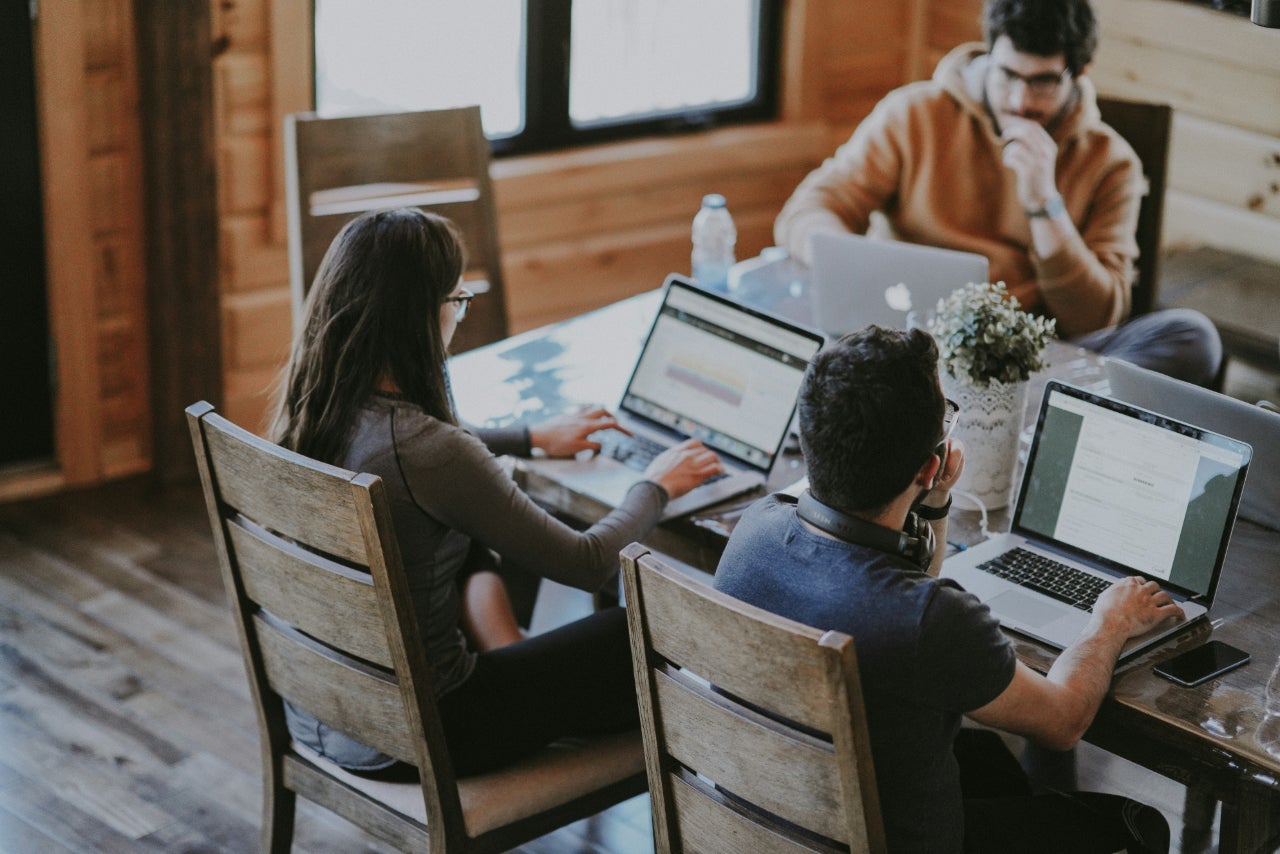 Un gesto habitual tras acabar una reunión de trabajo: arrimar la silla - Unsplash