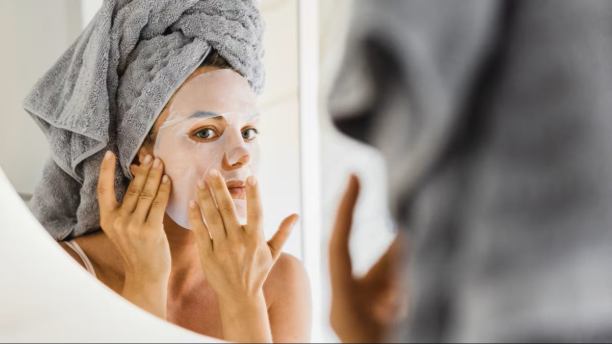 Las sheet masks permanecen varios minutos sobre la piel para aportar un extra de hidratación | Getty Images