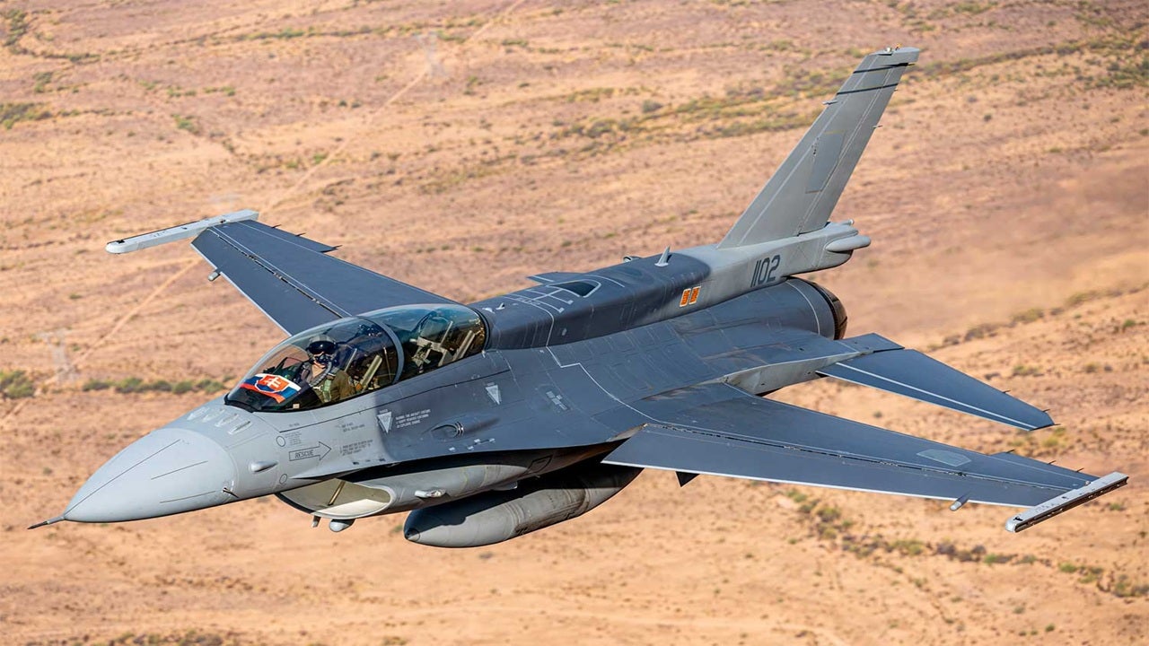 Avión de combate F-16 durante unas maniobras