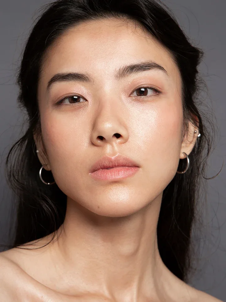 Un acabado fresco y luminoso que mantiene el aspecto natural de la piel | Twelve Beauty