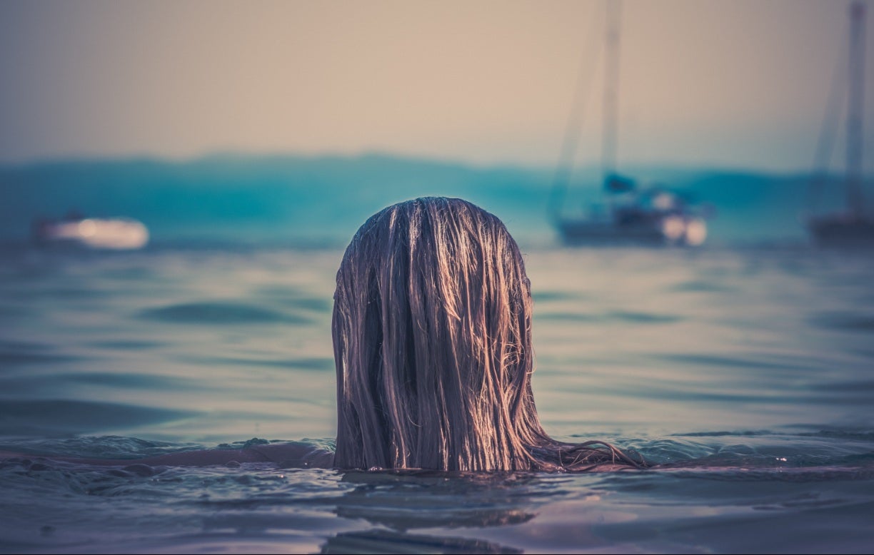 Tanto el agua del mar como el sol pueden hacer que tu cabello se vea más seco