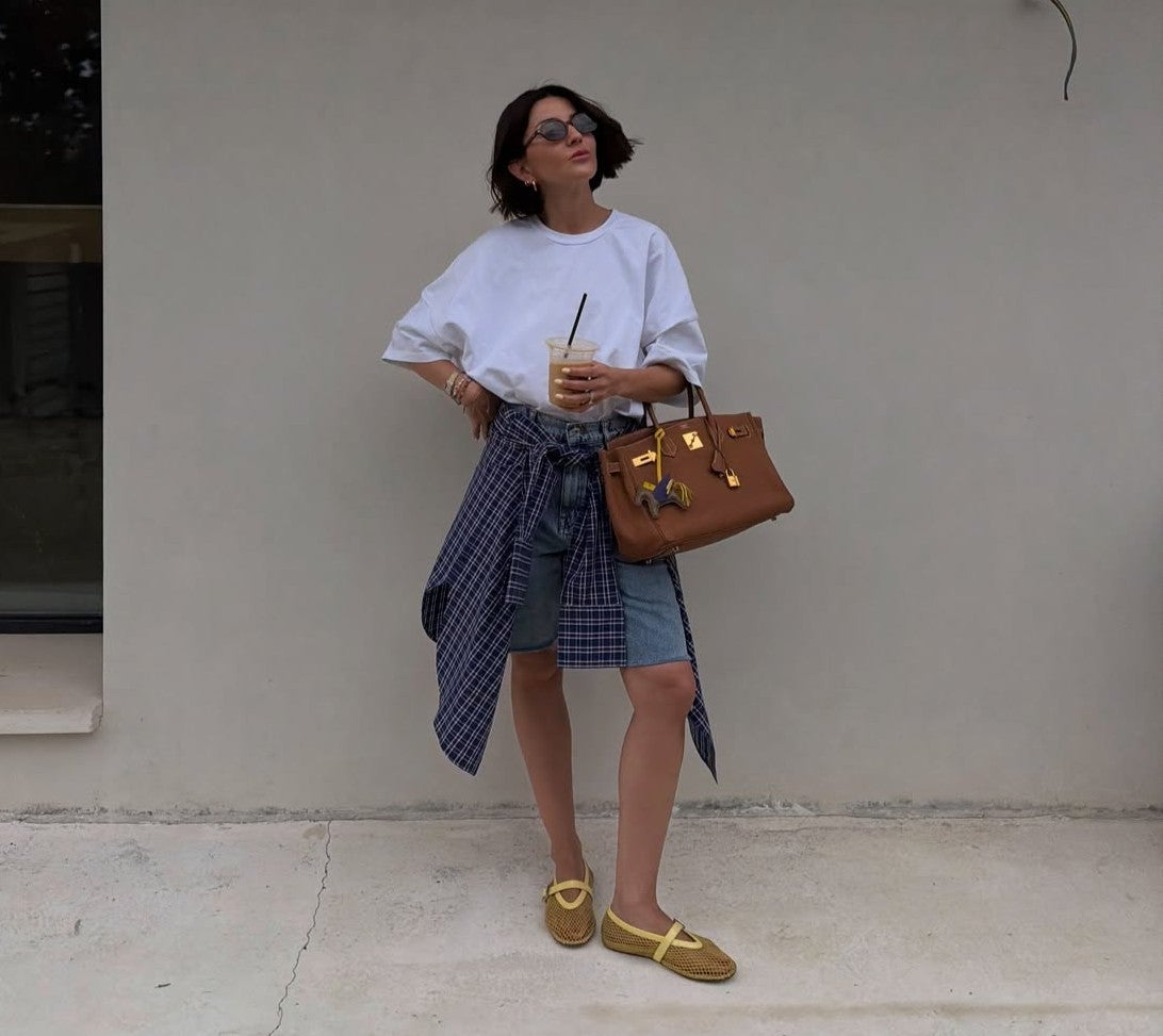 Atar la camisa a la cintura es una de las formas más estilosas de llevarla con bermudas | @alexandrapereira